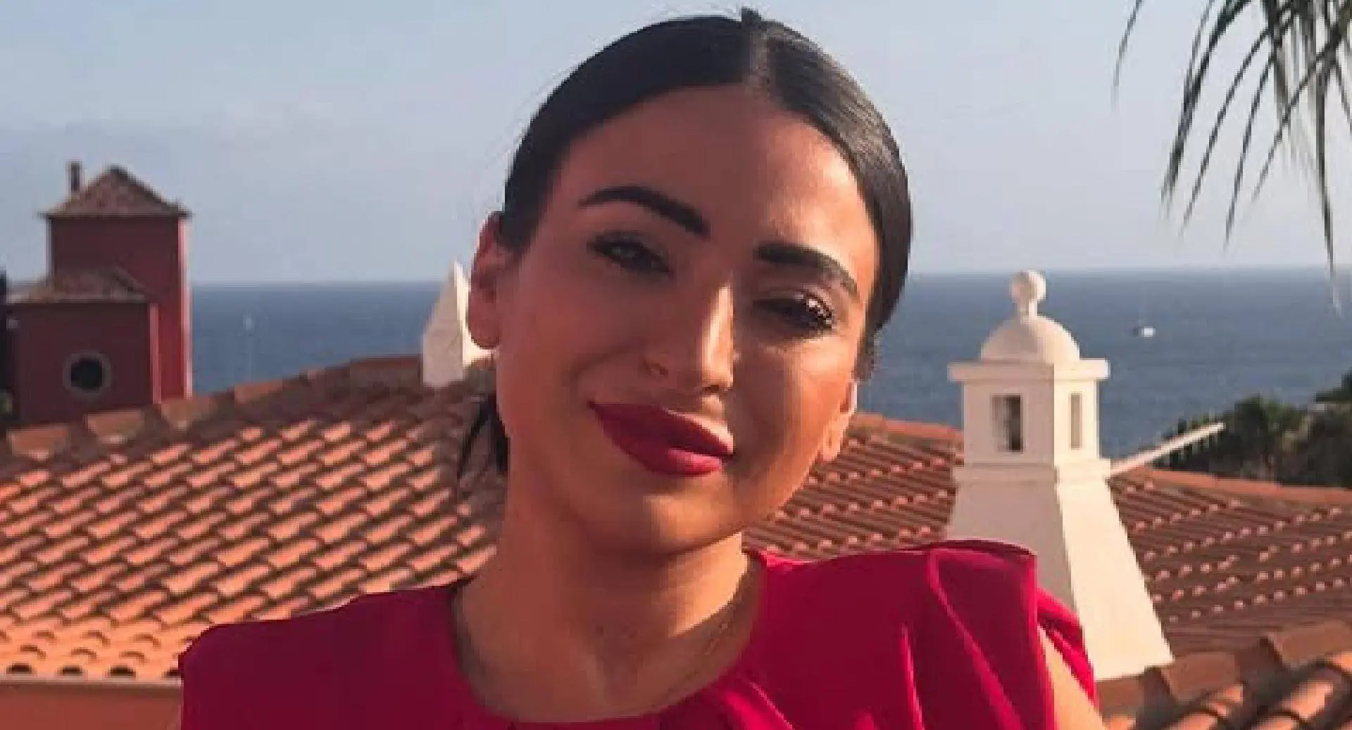 Bloedhete Lale Gül flaneert in knellend jurkje op een zonnig terras