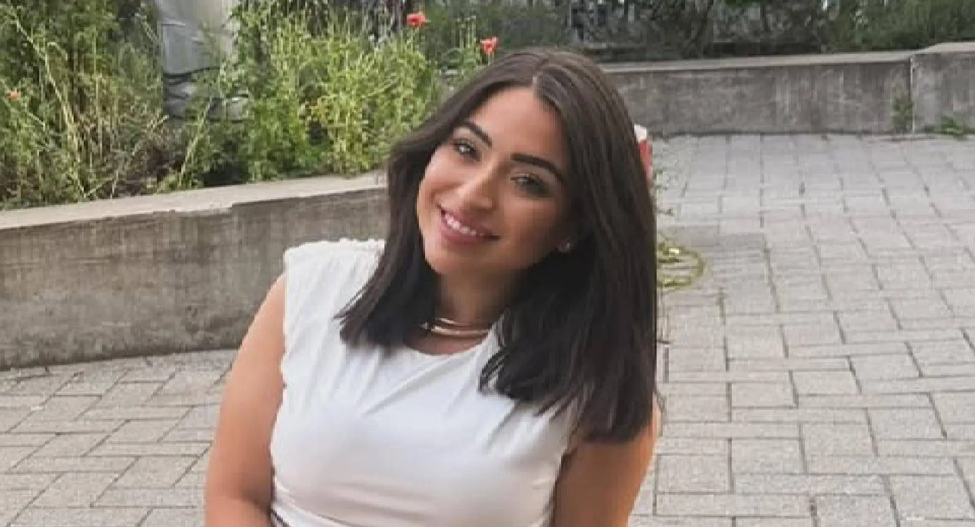 Lale Gül legt flink de nadruk op haar mooie rondingen met strak jurkje