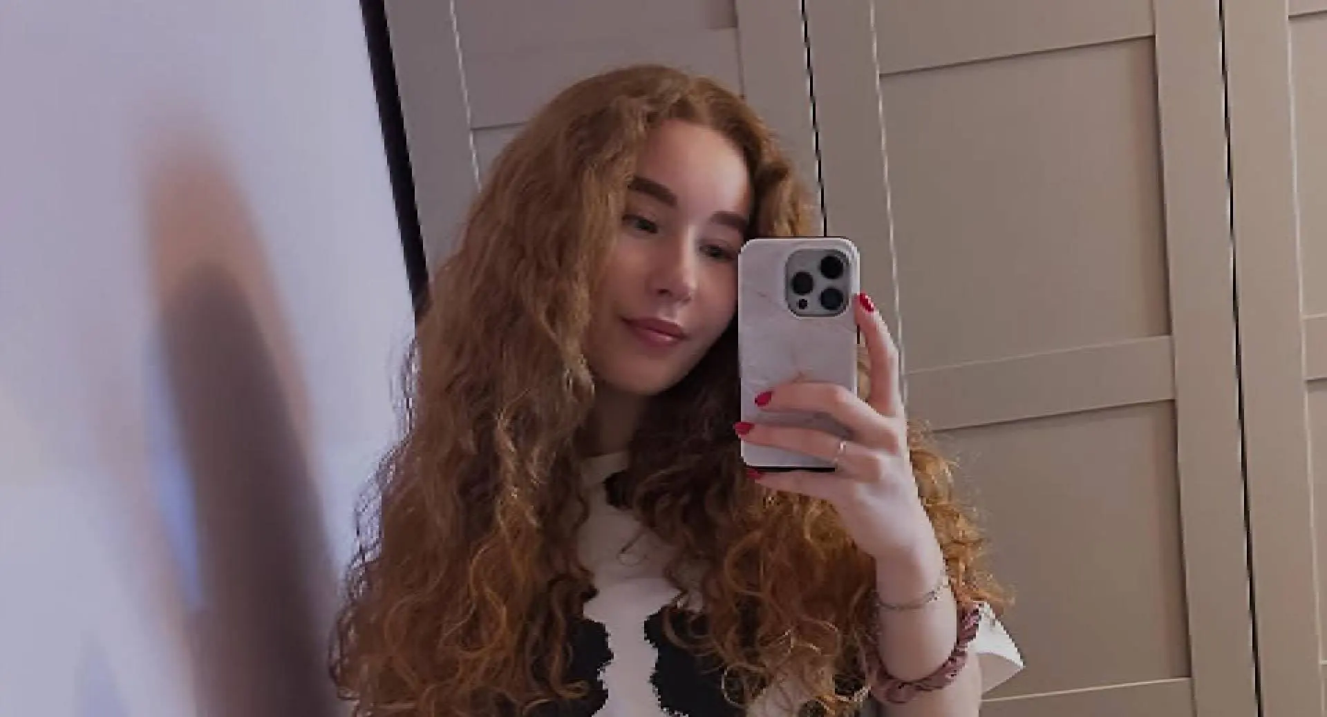 Michelle de Jong laat haar jaloersmakende troeven flink wapperen tijdens ritje in natuur