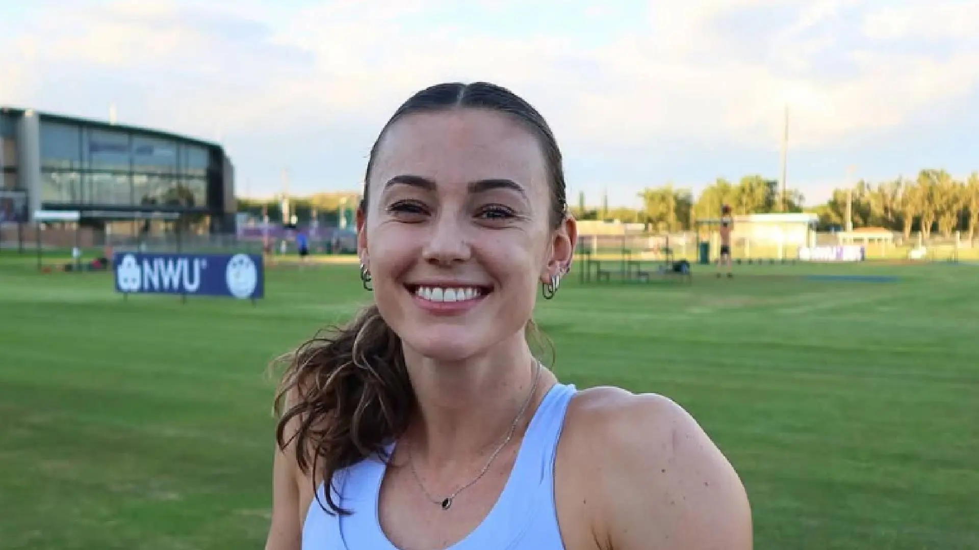 Gespannen atlete Nadine Visser laat zich van achterkant begluren door Lieke Klaver