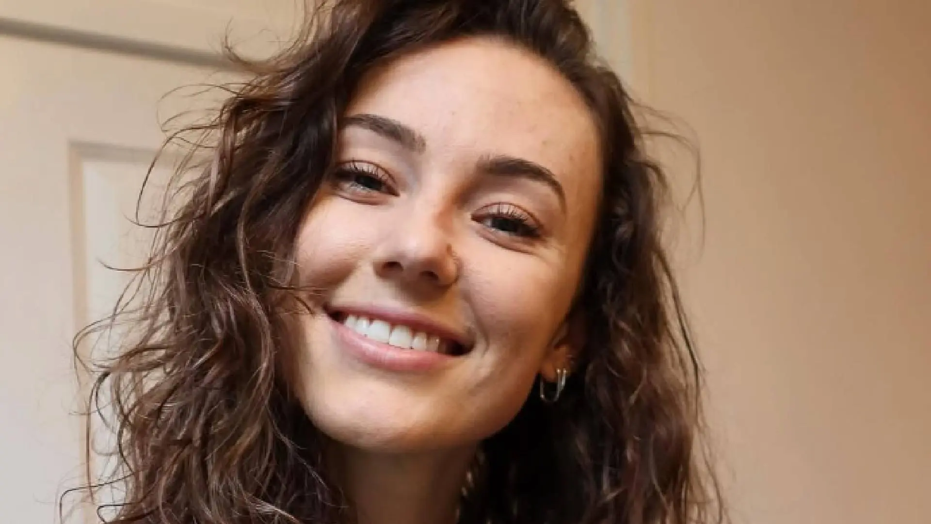 Atlete Nadine Visser zit onder de klodders na sessie in de buitenlucht (video)