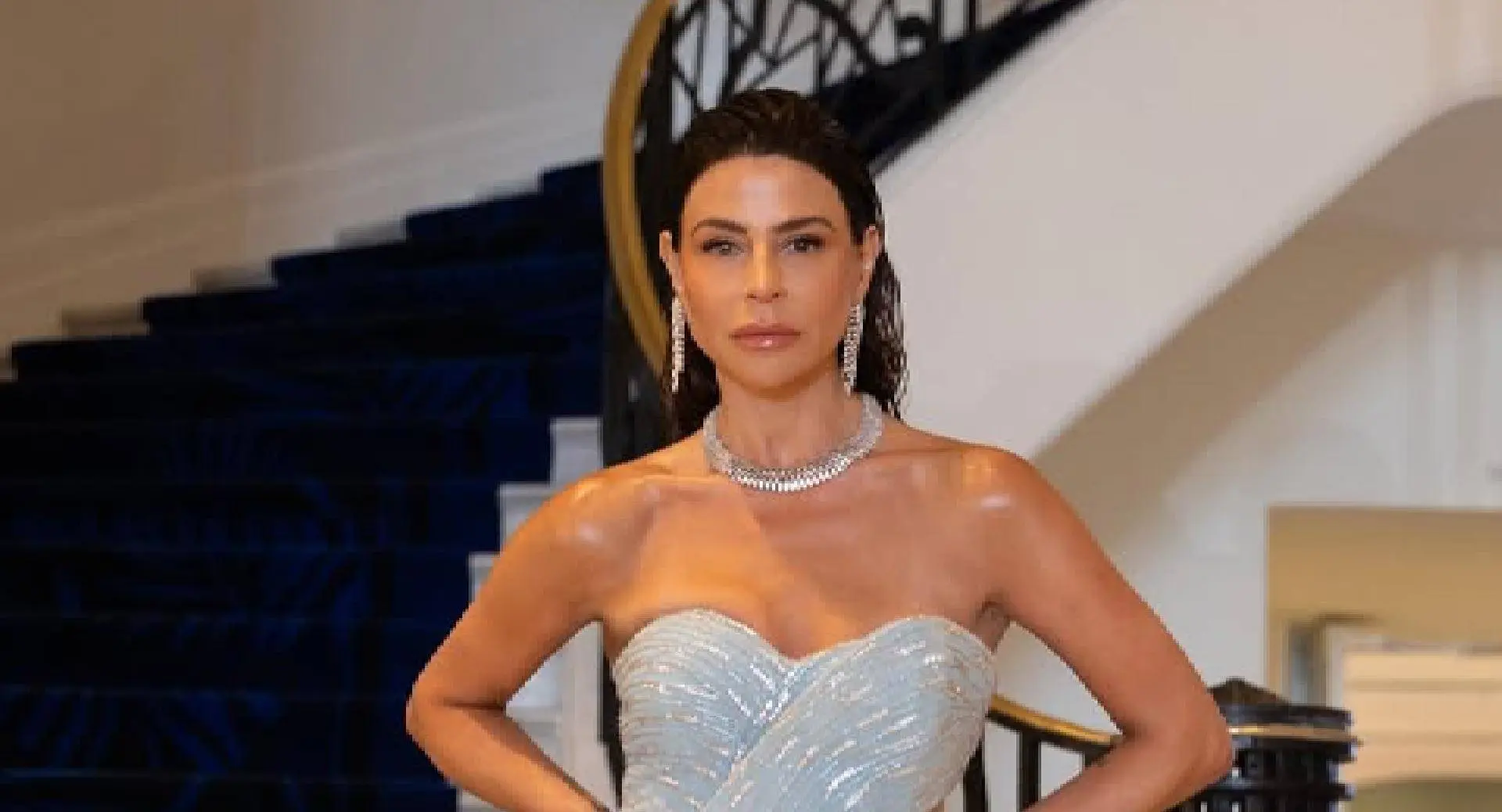 Schaars geklede Olcay Gulsen heeft wit plakkerig laagje op haar gezicht zitten