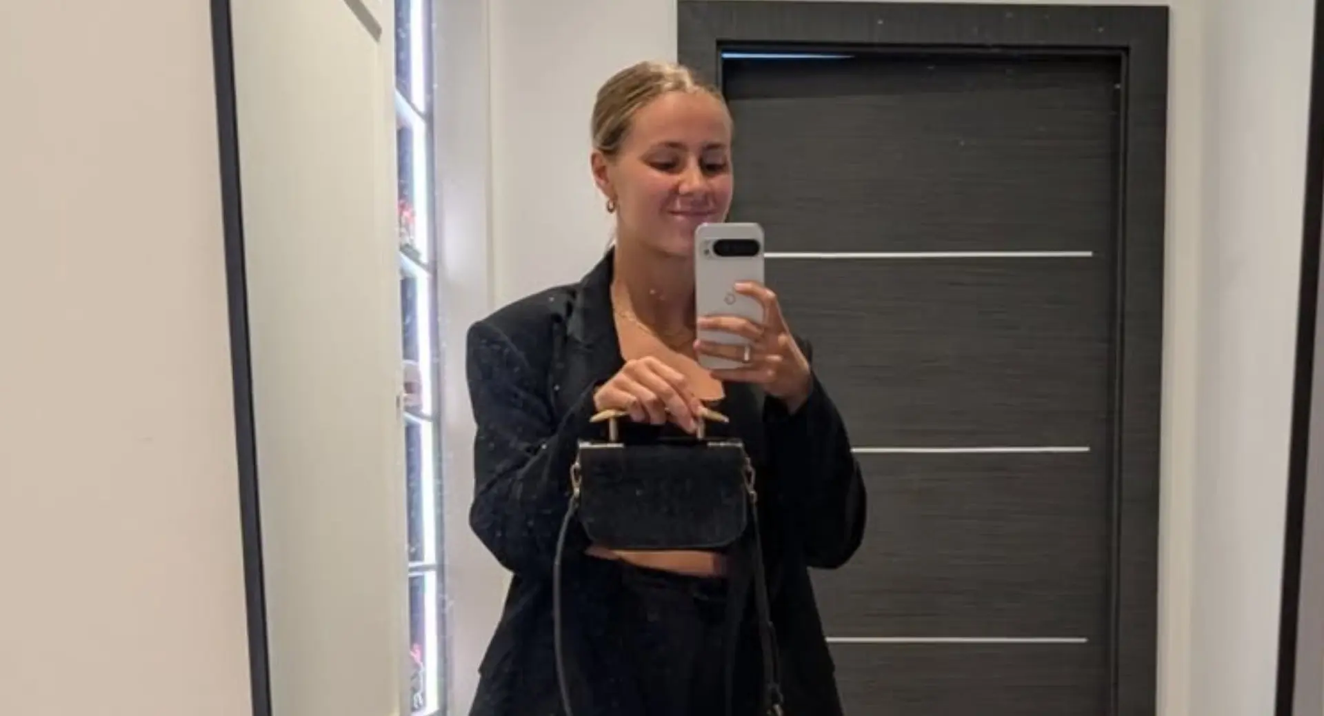 Knappe voetbalster Victoria Pelova onthult dat ze het liefst doktertje speelt