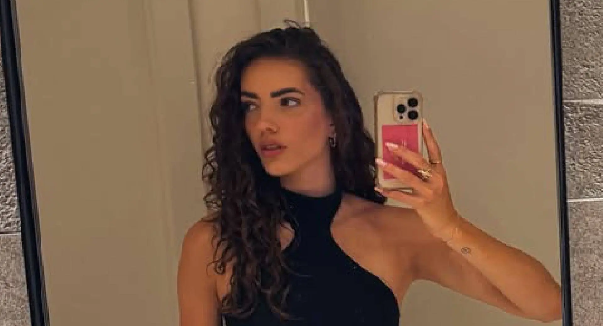 Schaatsster Pien Hersman laat haar indrukwekkende kadetjes flink bijbruinen in piepkleine bikini