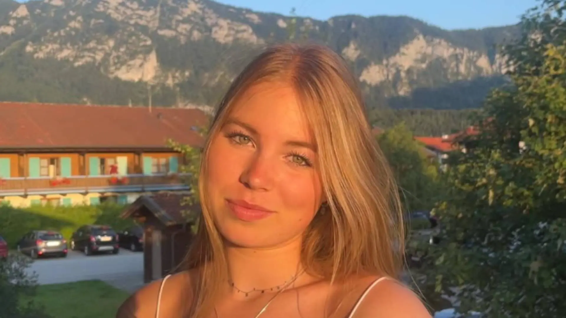 Schaatssters Angel Daleman en Rosalie van Vliet kruipen dicht tegen elkaar aan in bikini