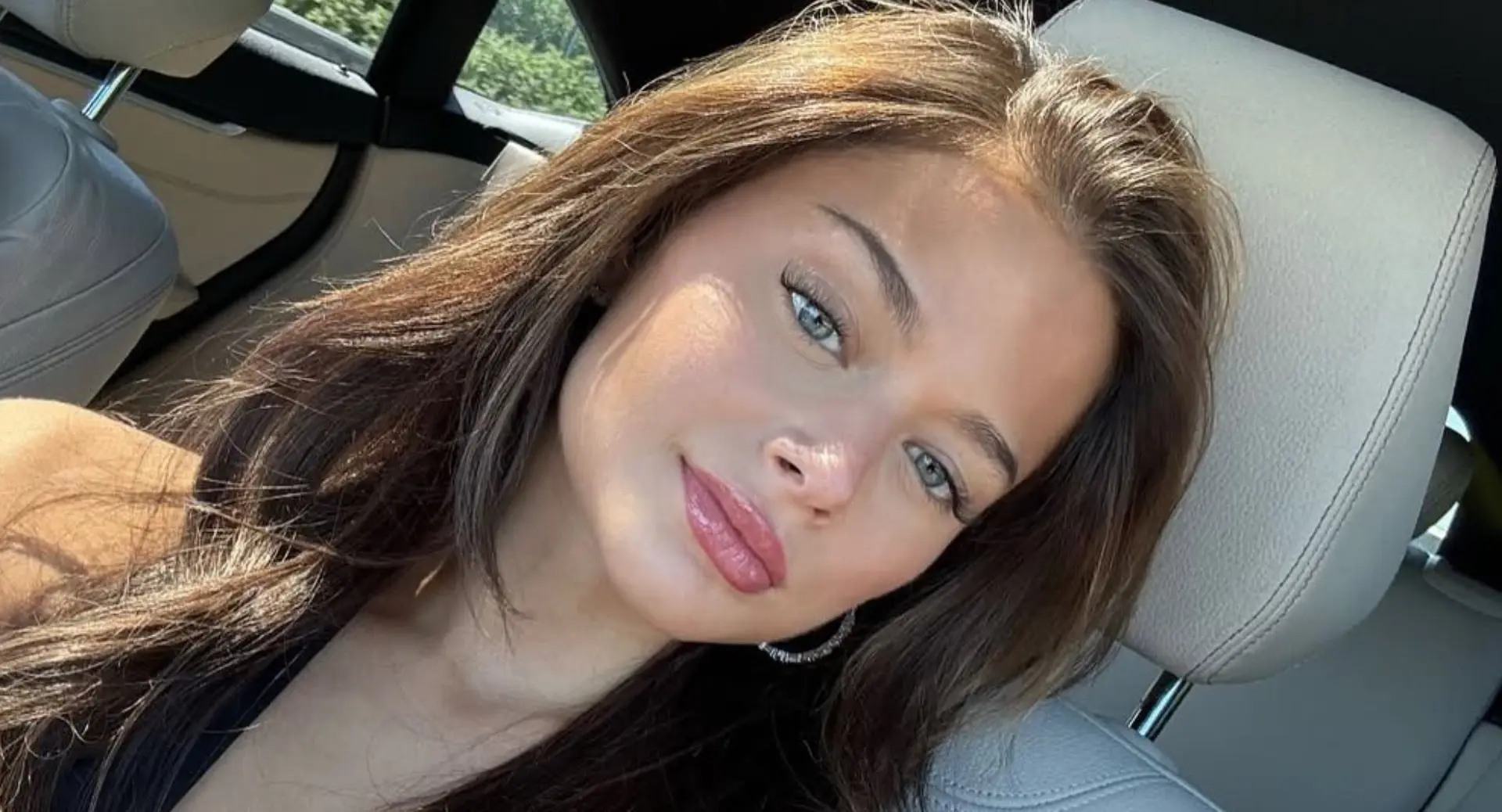 Zangeres Stefania Liberakakis deelt nieuw nummer 'Bliksem' in waanzinnig pikante outfit
