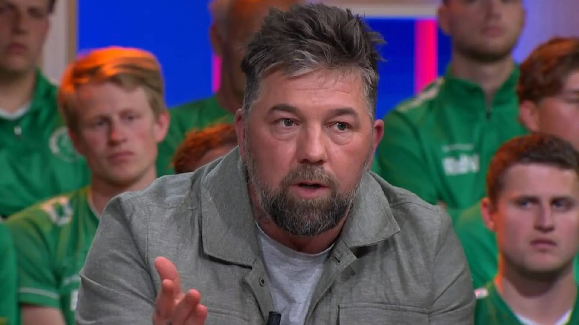 Wat: 'Oud-voetballer Theo Janssen betrapt met poedelnaakte dame in kleedkamer na wedstrijd FC De Rebellen'