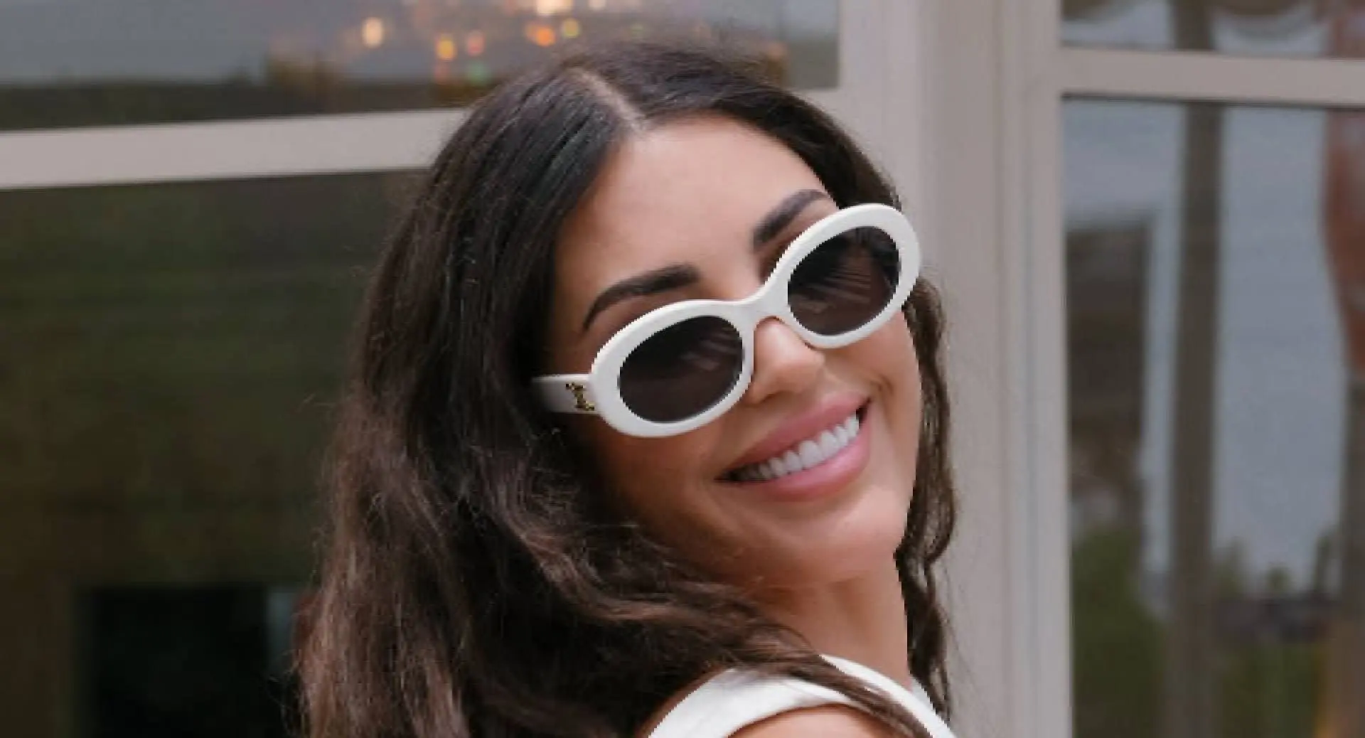 Wauw: Yolanthe Cabau vouwt zichzelf dubbel tijdens privélesje in gevaarlijk strak pakje