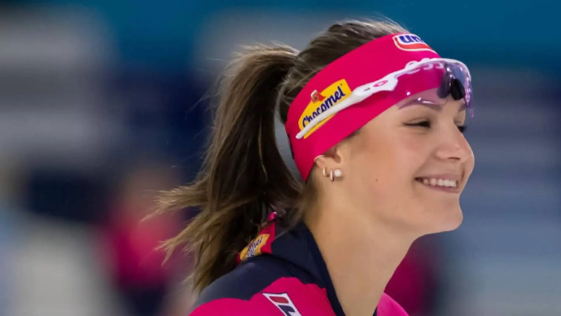 Schaatsster Angel Daleman laat zich van onderkant filmen en gooit haar beentjes in de lucht