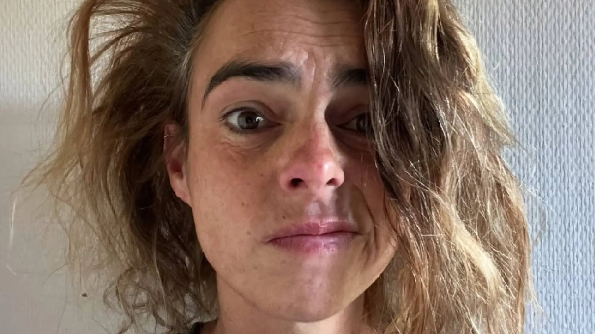 Ciska (BZV) kijkt toe terwijl 'haar' Boer Martijn in de stal afgelikt wordt door andere vrouwen