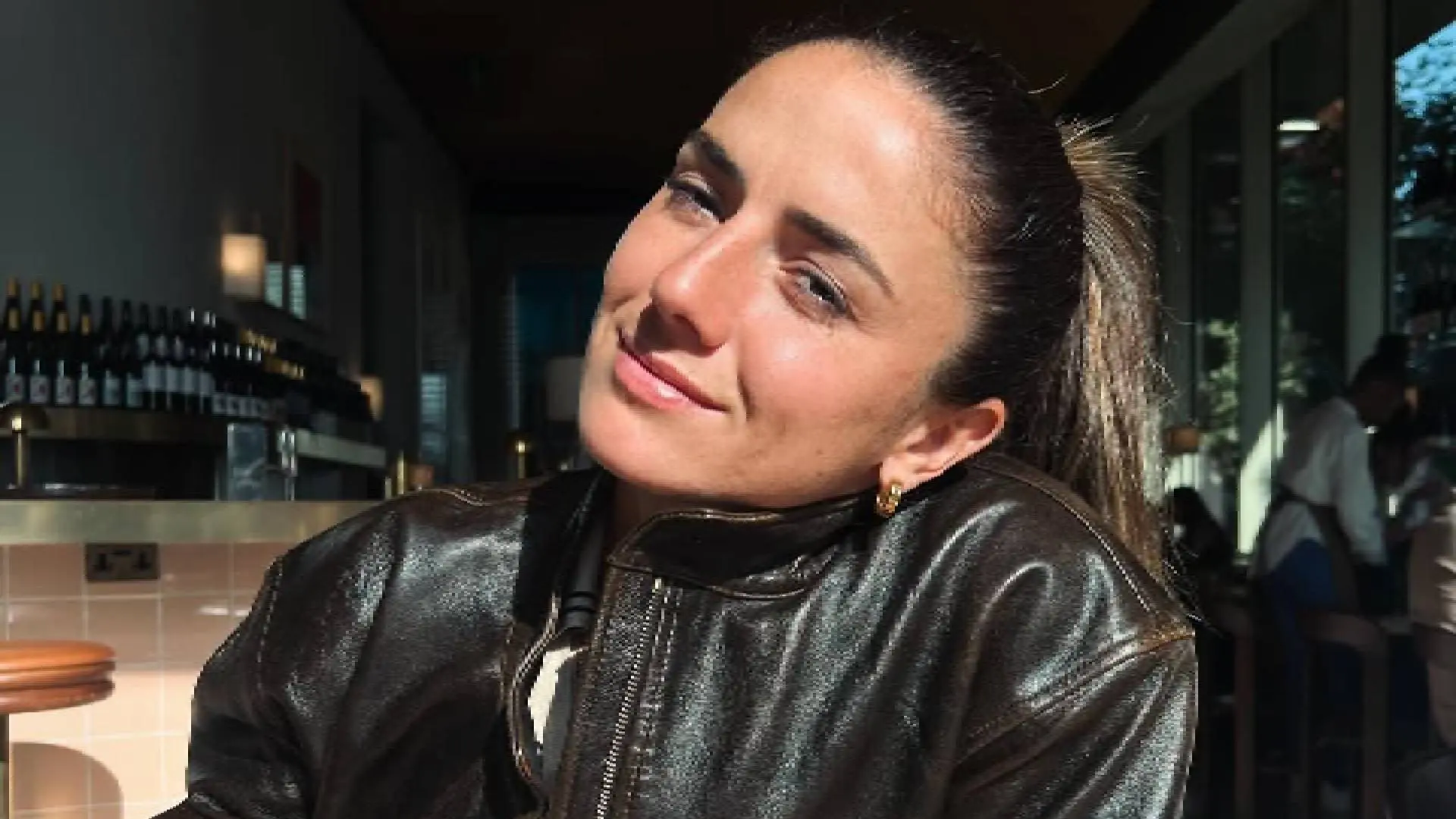 Voetbalster Daniëlle van de Donk haalt kusje op bij overgelopen toeschouwer