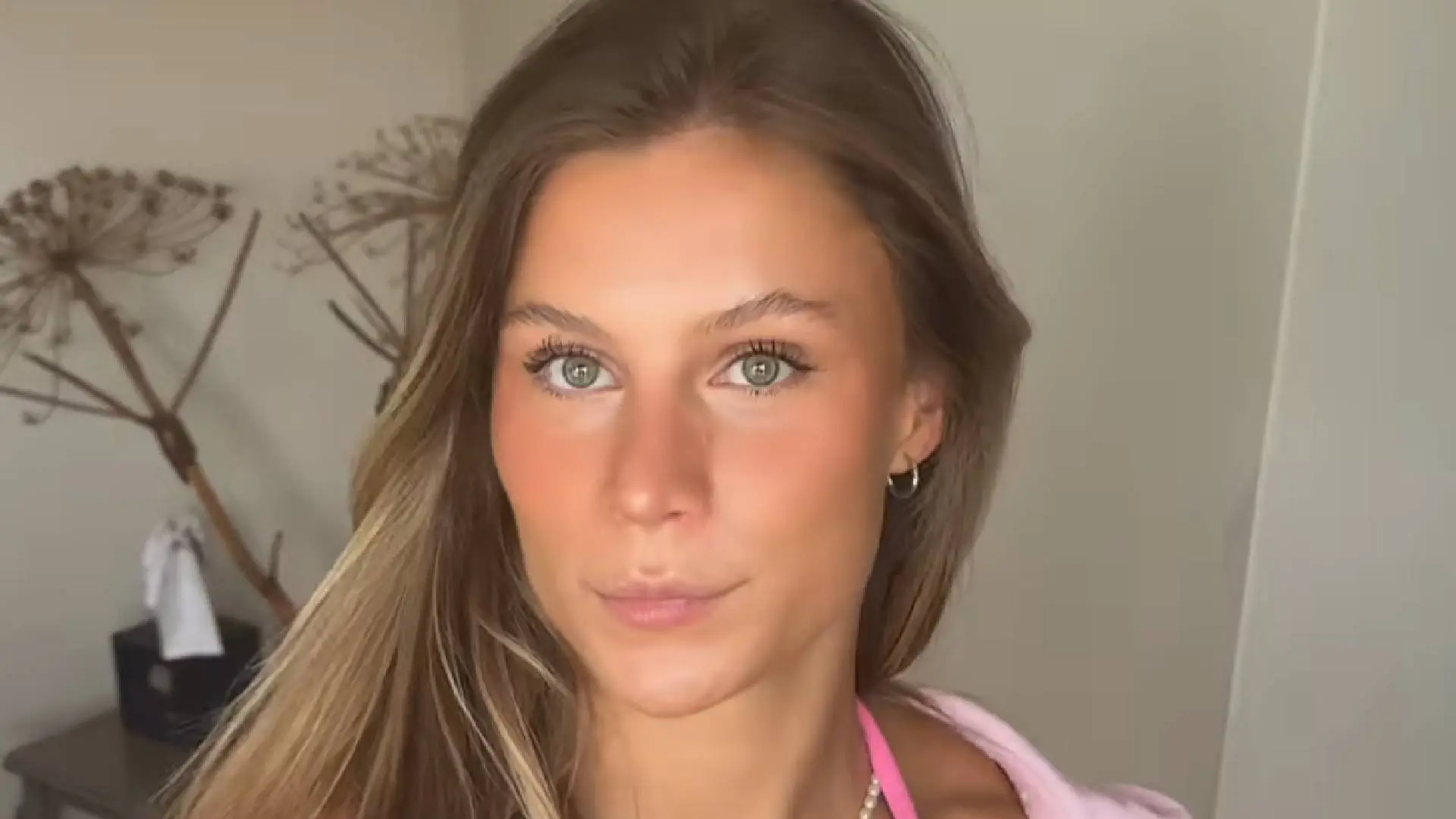 Prachtige atlete Demi van den Wildenberg tikt trots op haar staalharde troeven