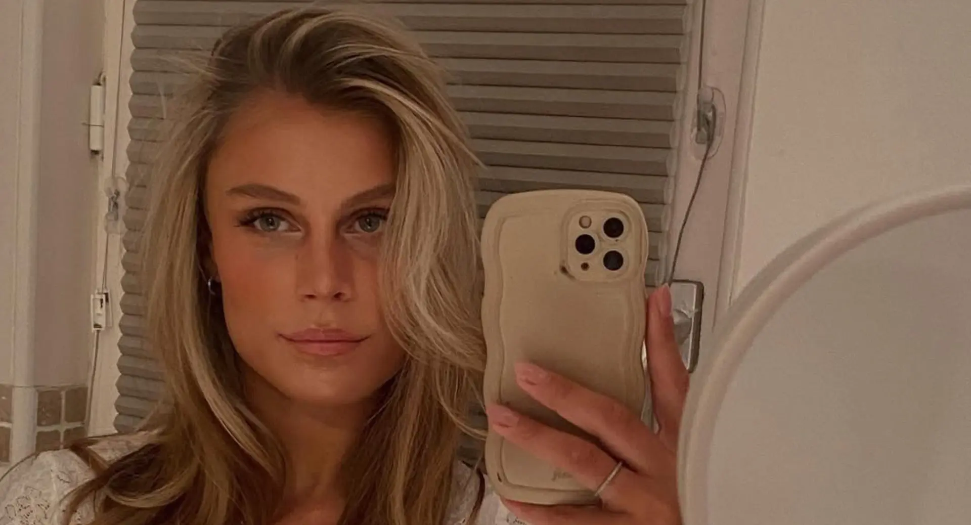 Demi van den Wildenberg toont gigantische inkijk in heerlijke spiegelfoto