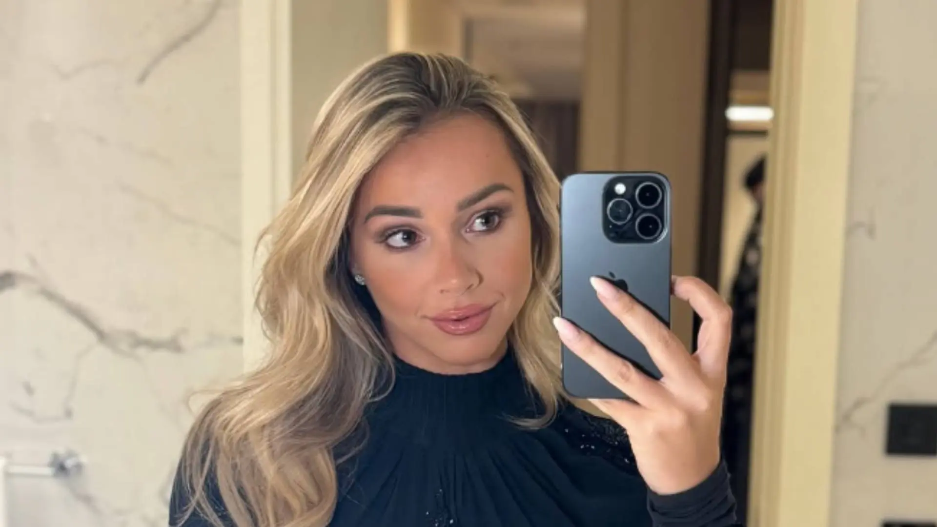 Zeer emotionele Emma Heesters breekt live tijdens radio-uitzending: "Schiet er weer vol van"