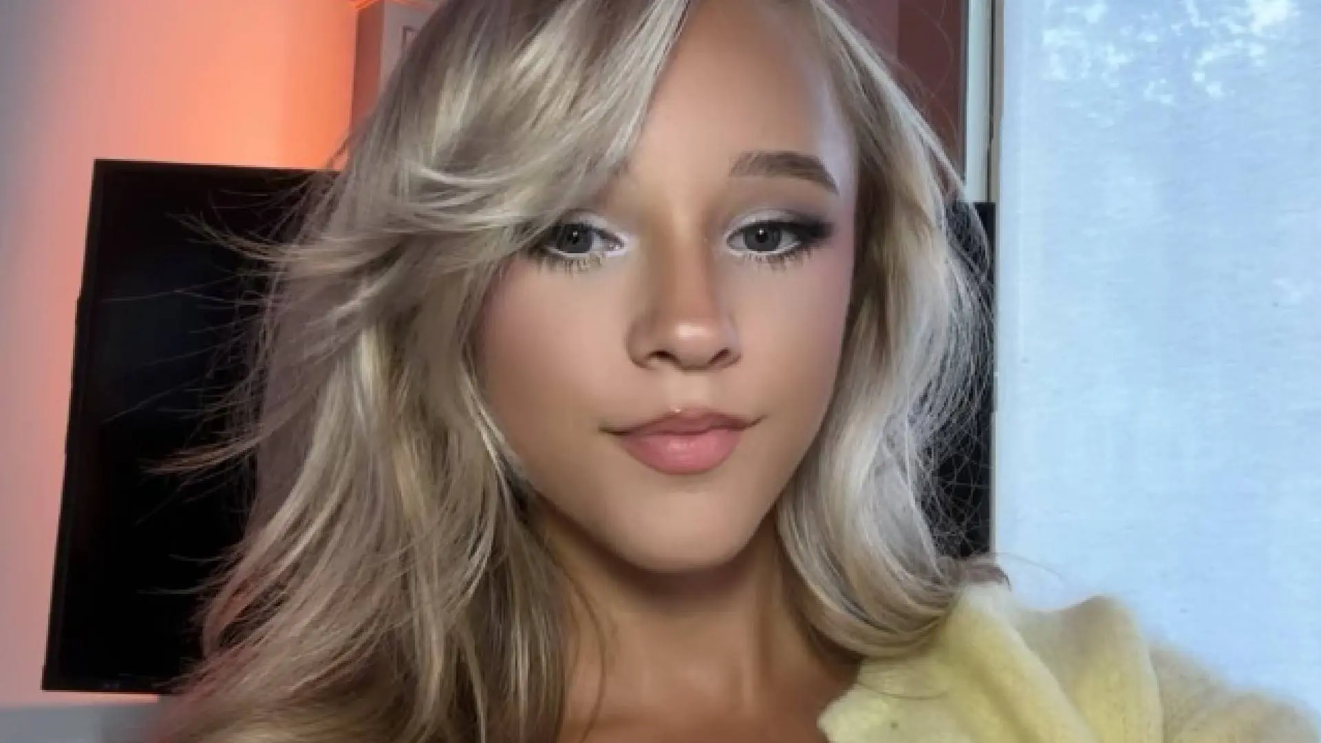 Zangeres Emma Kok (18) boort ineens héél andere doelgroep aan met gewaagde foto's