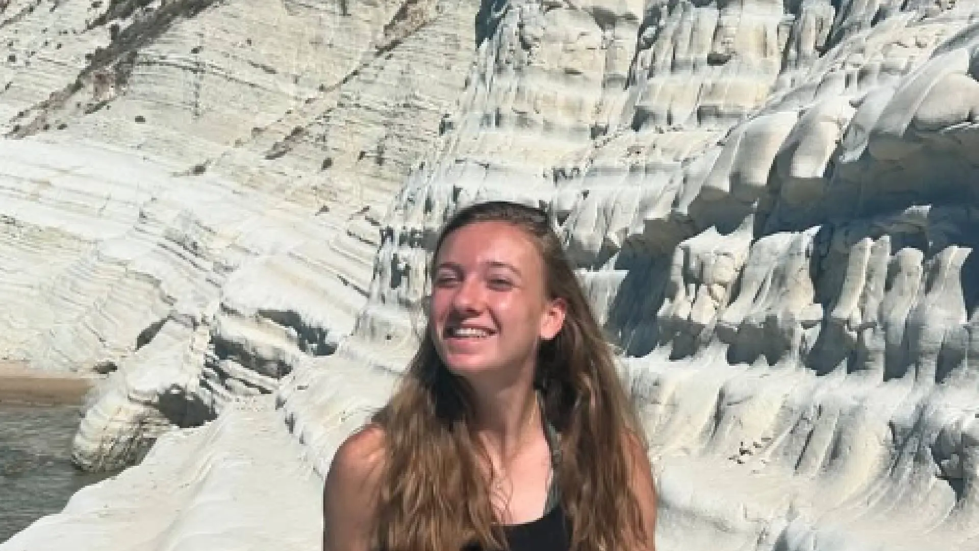 Atlete Femke Bol wordt in de bosjes verrast door vriend Ben Broeders