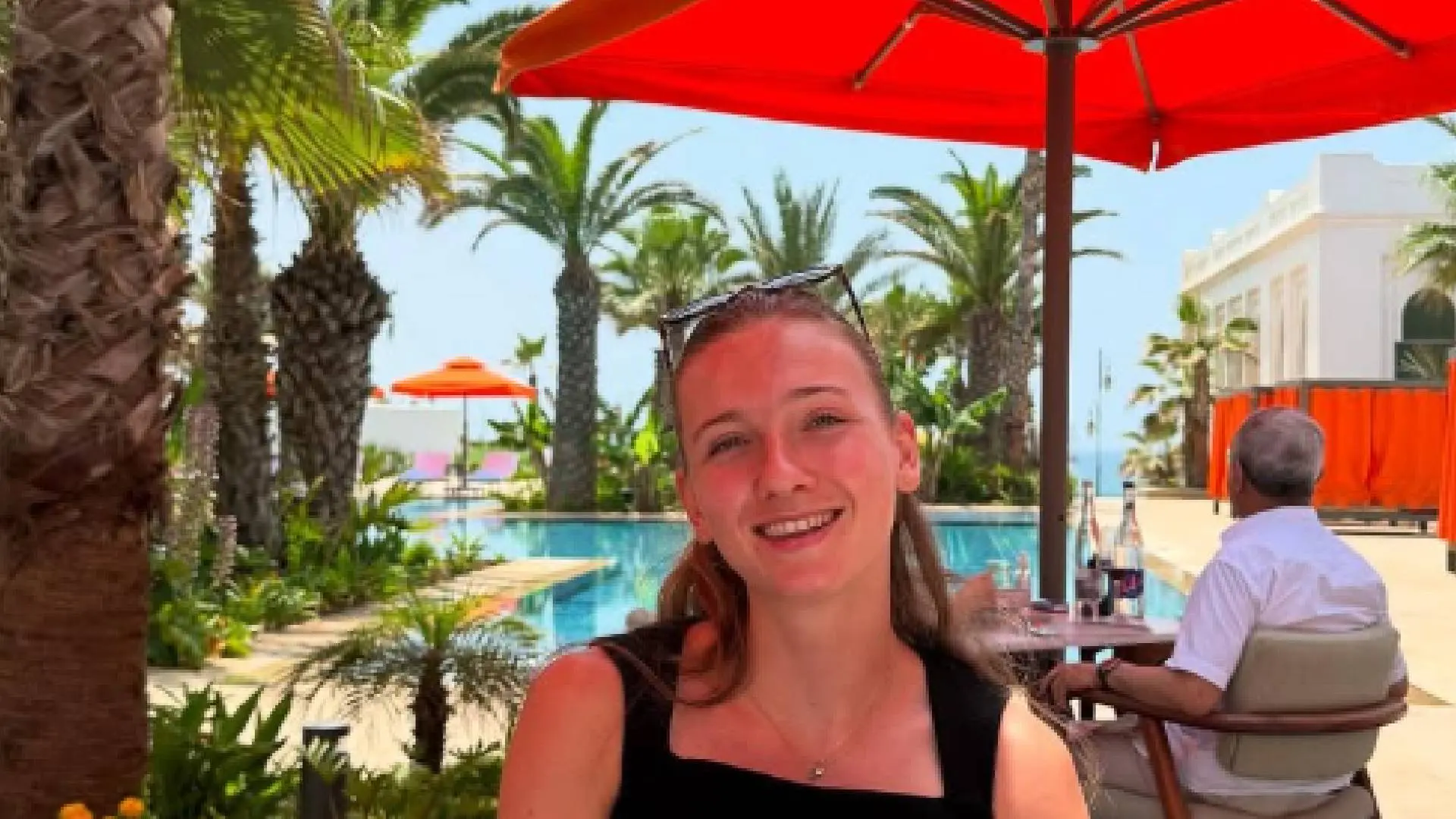 Femke Bol buigt diep voorover en toont haar fitte lijf in strakke outfit