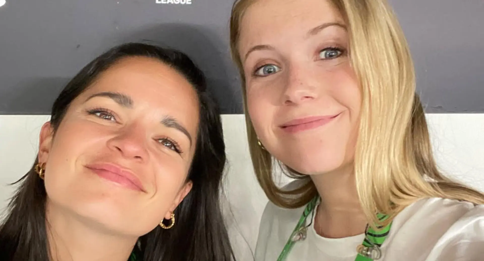 Fresia Cousiño Arias wordt tijdens live-uitzending slachtoffer van noodweer tijdens EK Vrouwenvoetbal