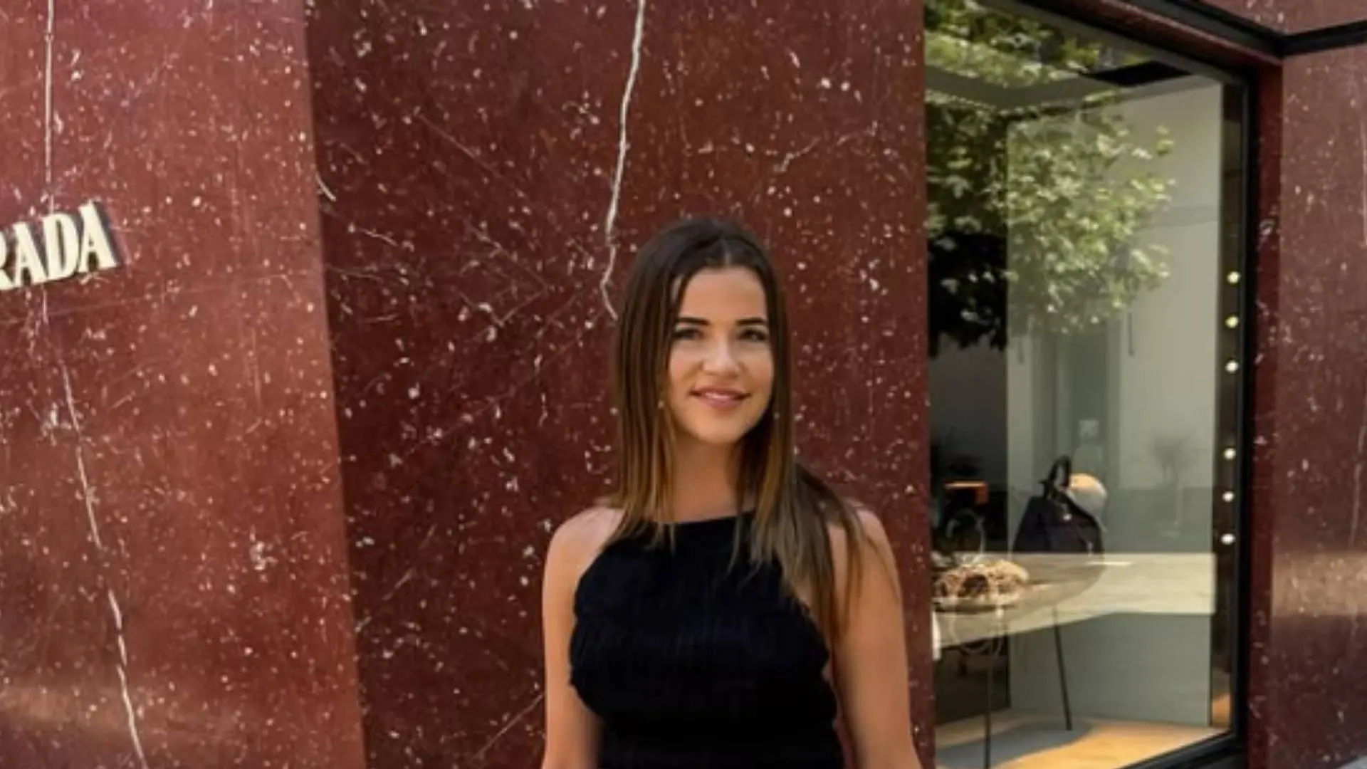 Jade Anna knalt zowat uit haar bovenstukje tijdens fotosessie aan zwembad