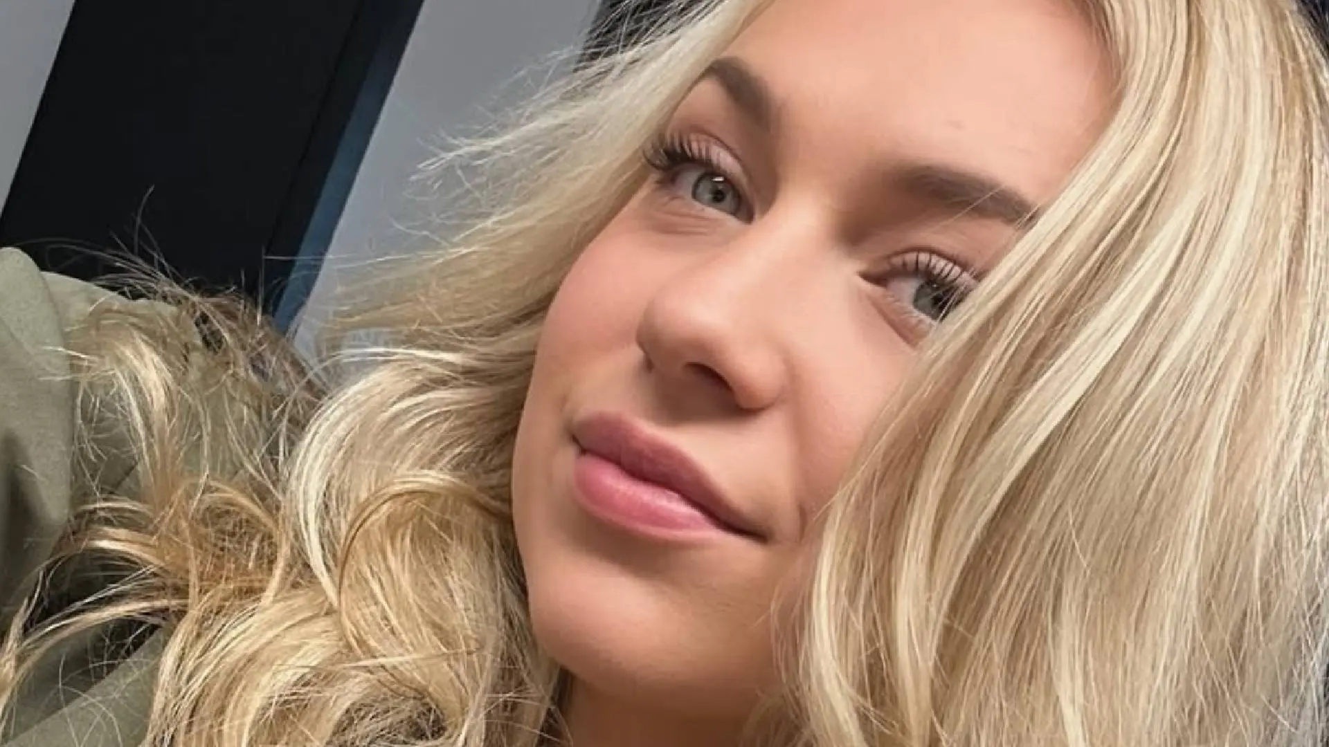 Schaatsster Joy Beune laat badjas van haar schouder vallen en is klaar voor natte bezigheid