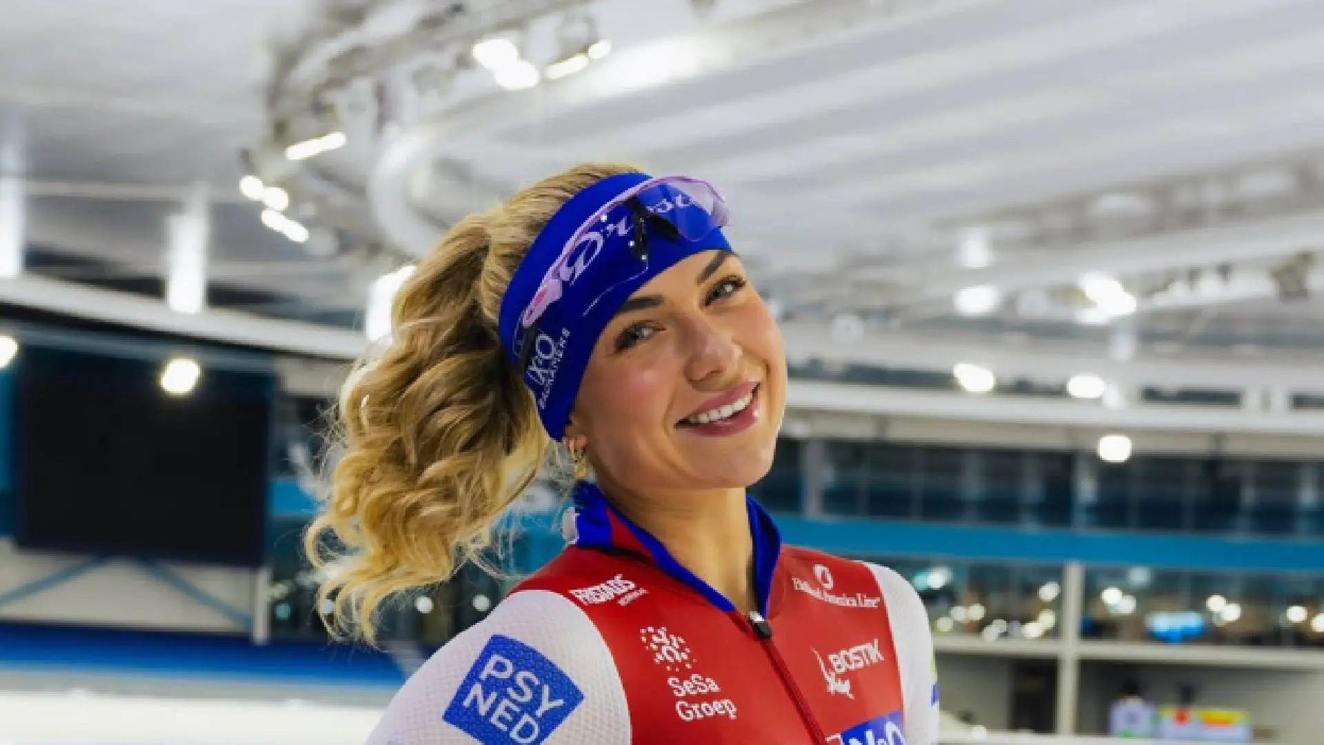 Joy Beune maakt foto met één hand en laat begroeide heuvel zien