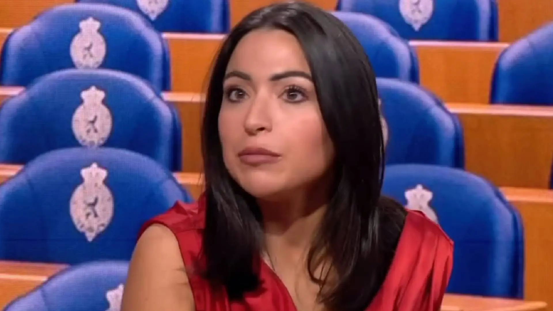 Lale Gül heeft niet door dat ze een 'flinke bos hout voor de deur' heeft en schrikt zich rot