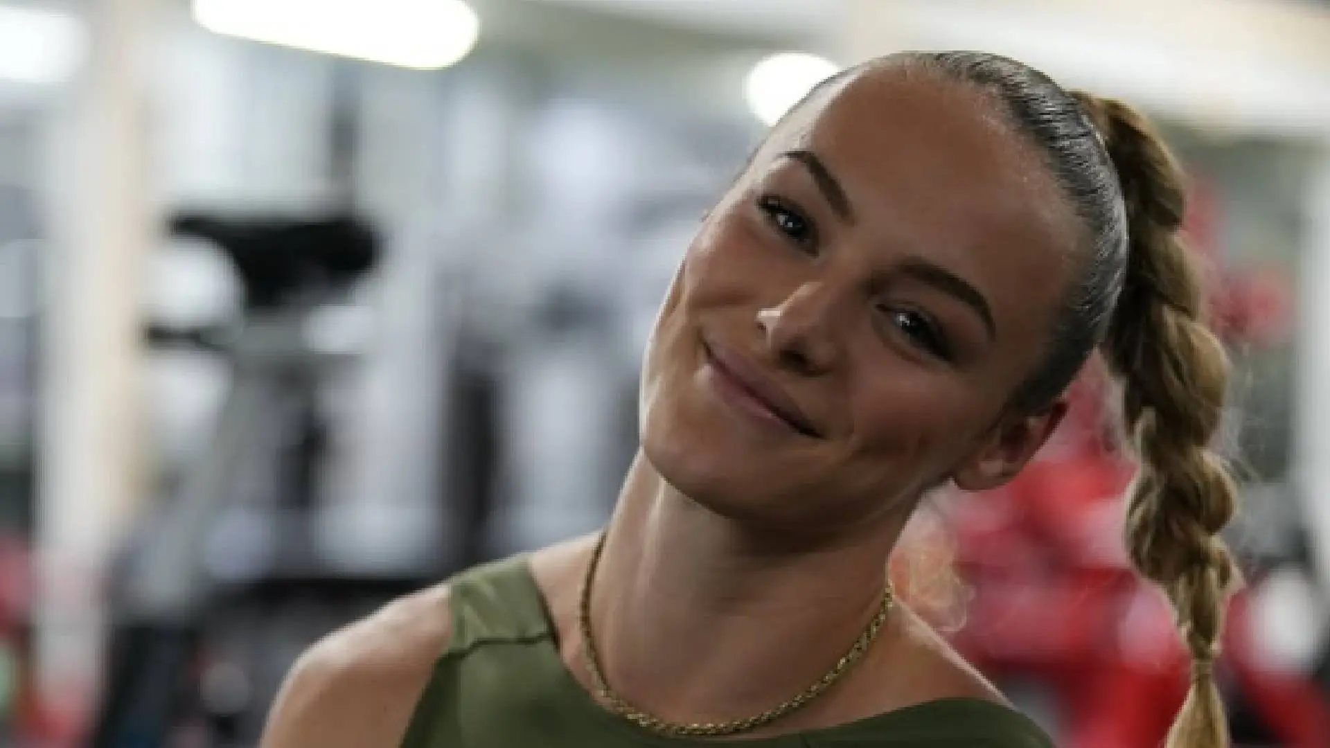 Atlete Lieke Klaver speelt hoofdrol in mysterieuze video met groep grote mannen