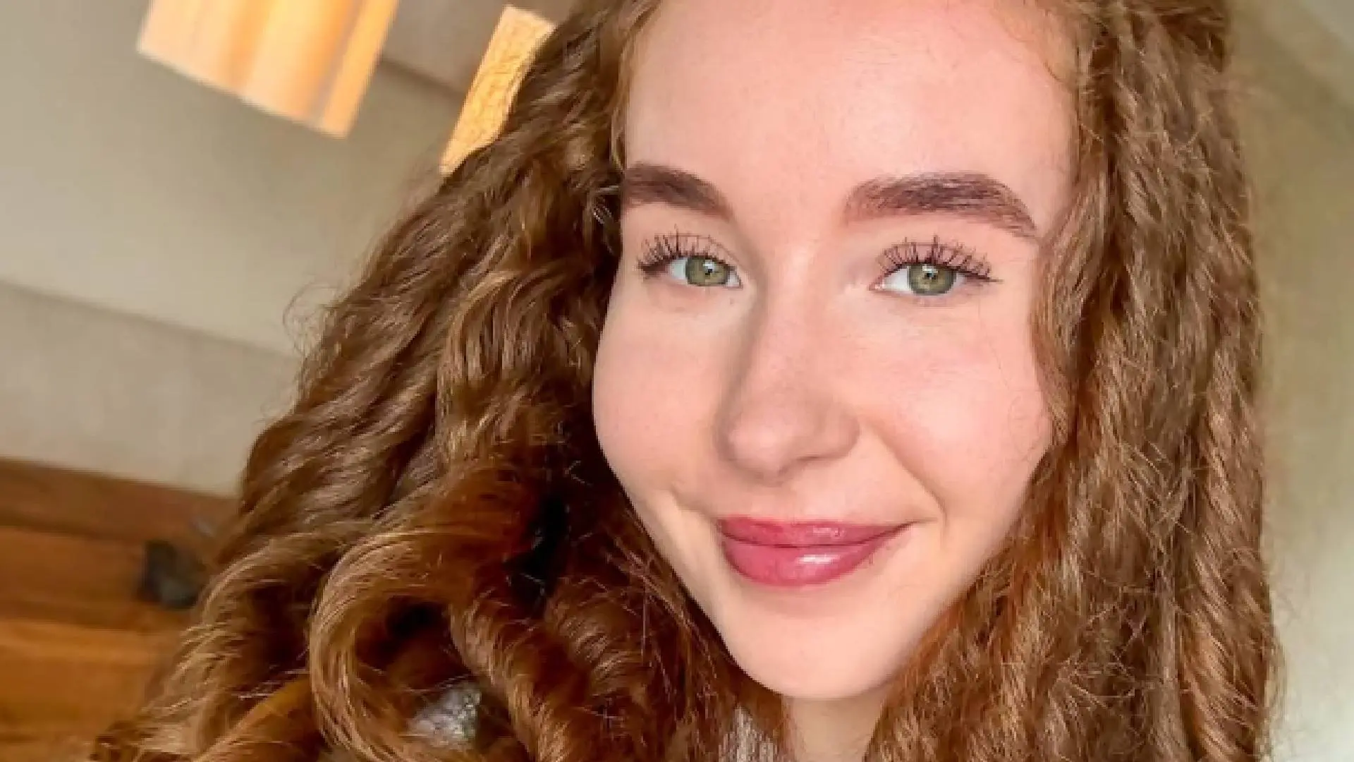 Schaatsster Michelle de Jong beklimt heuvel met enorme paal in superstrak broekje