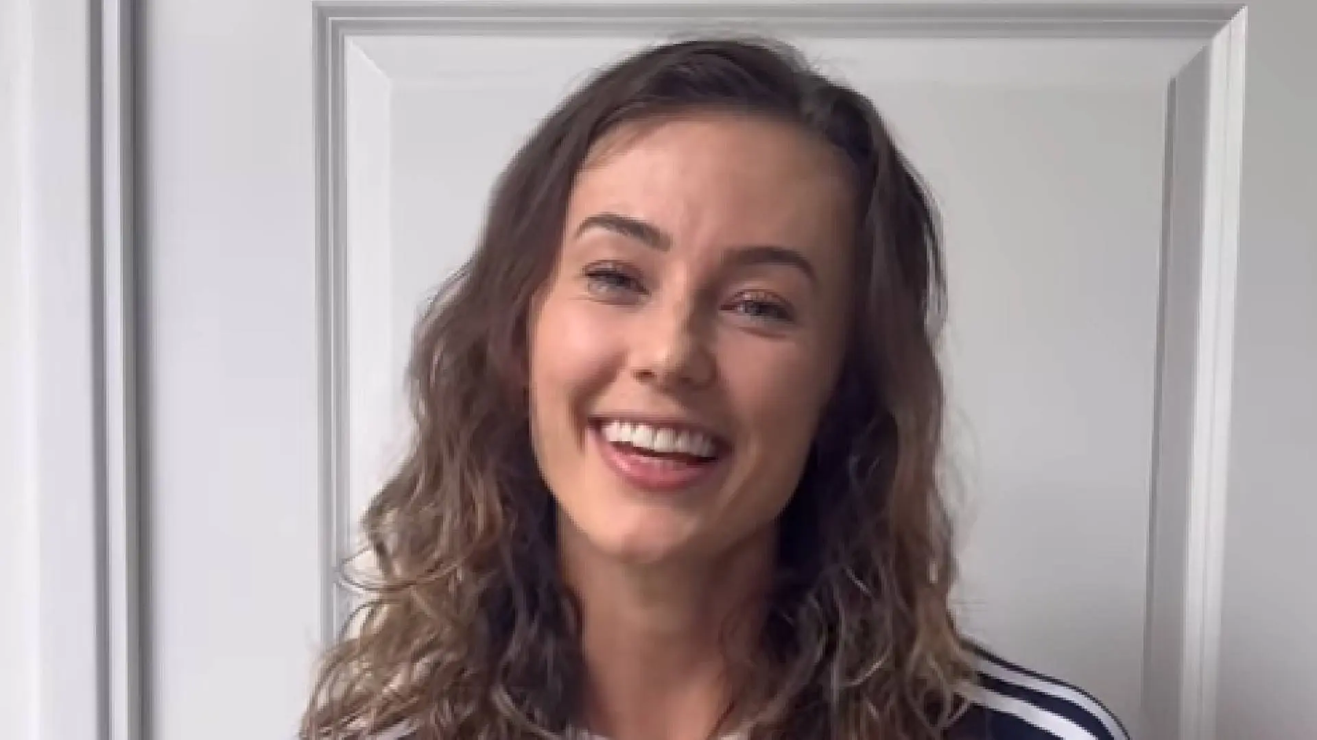 Atlete Nadine Visser zoekt zonnetje op en laat zich filmen door Lieke Klaver