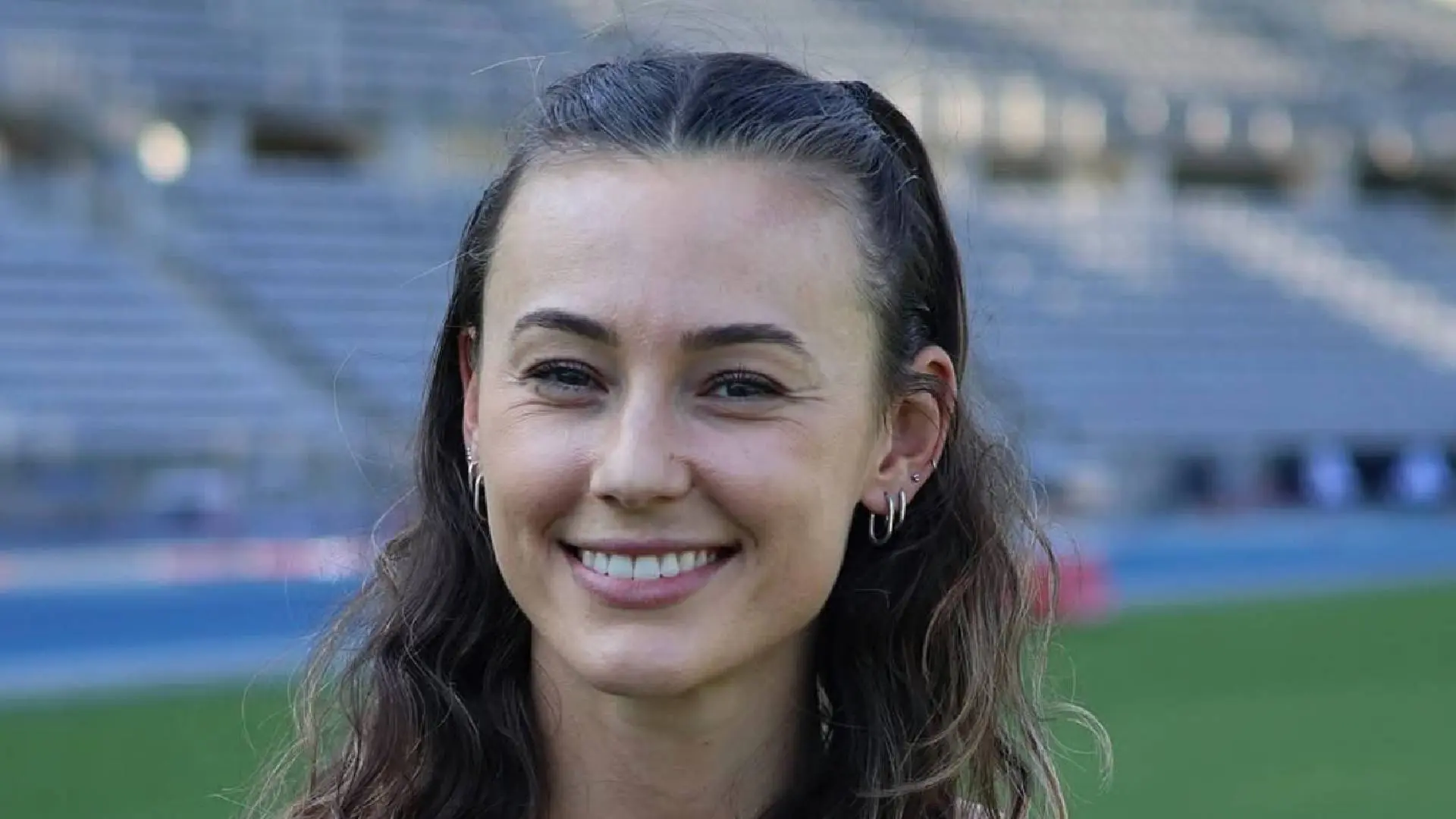 Atlete Nadine Visser toont haar heerlijke voor- én achterzijde in rood sportpakje