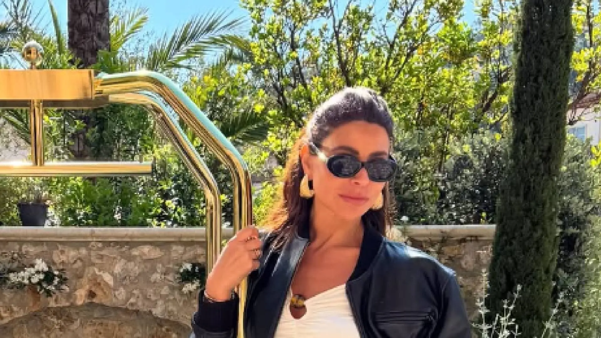 Olcay Gulsen laat alles lekker doorwaaien in extreem luchtig zwemsetje