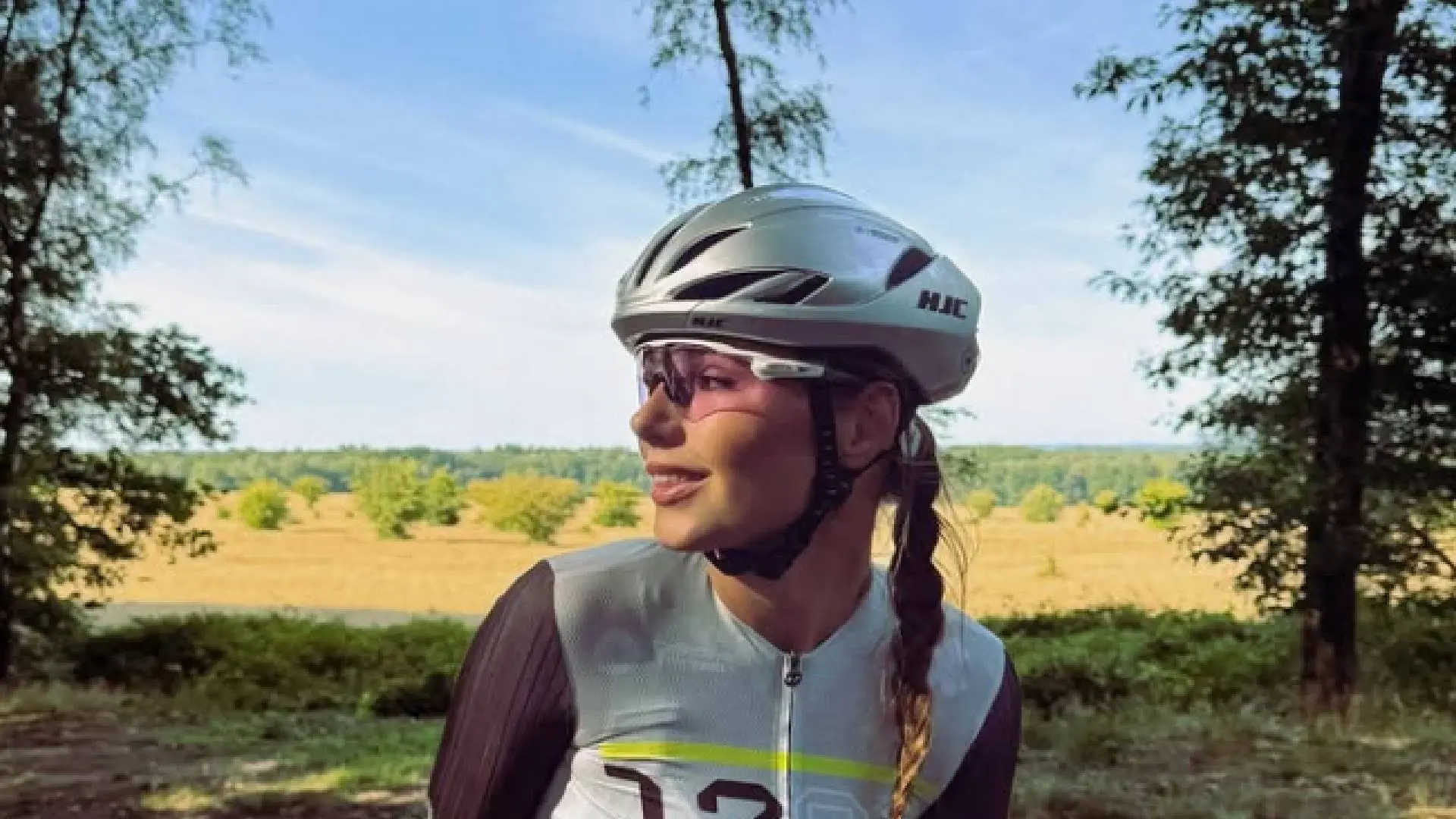 Schokkend: Puck Moonen op fiets aangevallen met stuk hout door agressieve jongeren in auto
