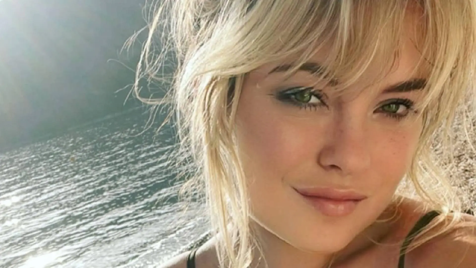 Sylvana IJsselmuiden geniet nog steeds van foto met enorme snikkel op haar lijf en deelt deze vrolijk wéér