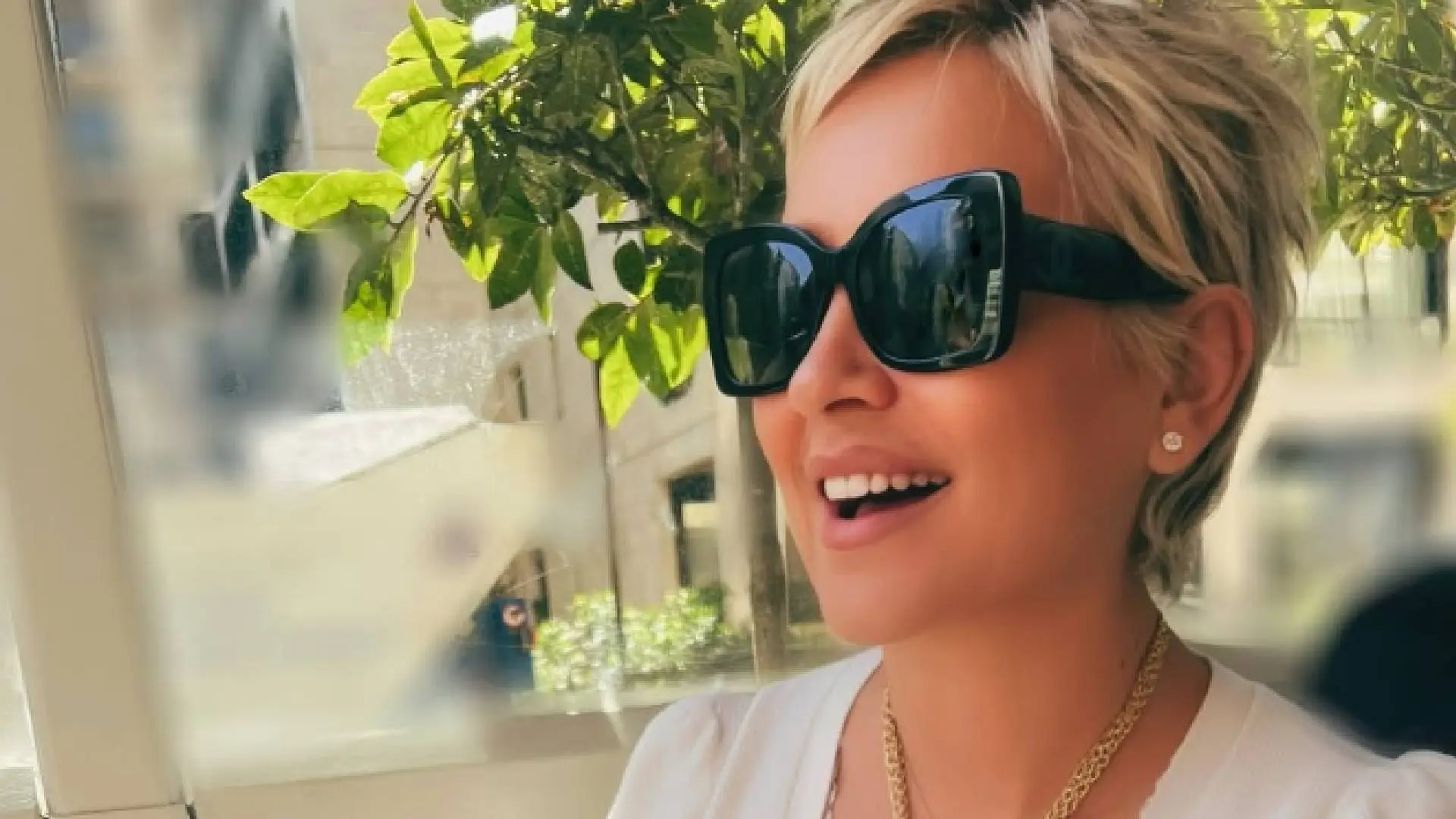 Tatjana Simic deelt zéér zeldzame foto waarop ze in badpakje Gerard Joling bespringt