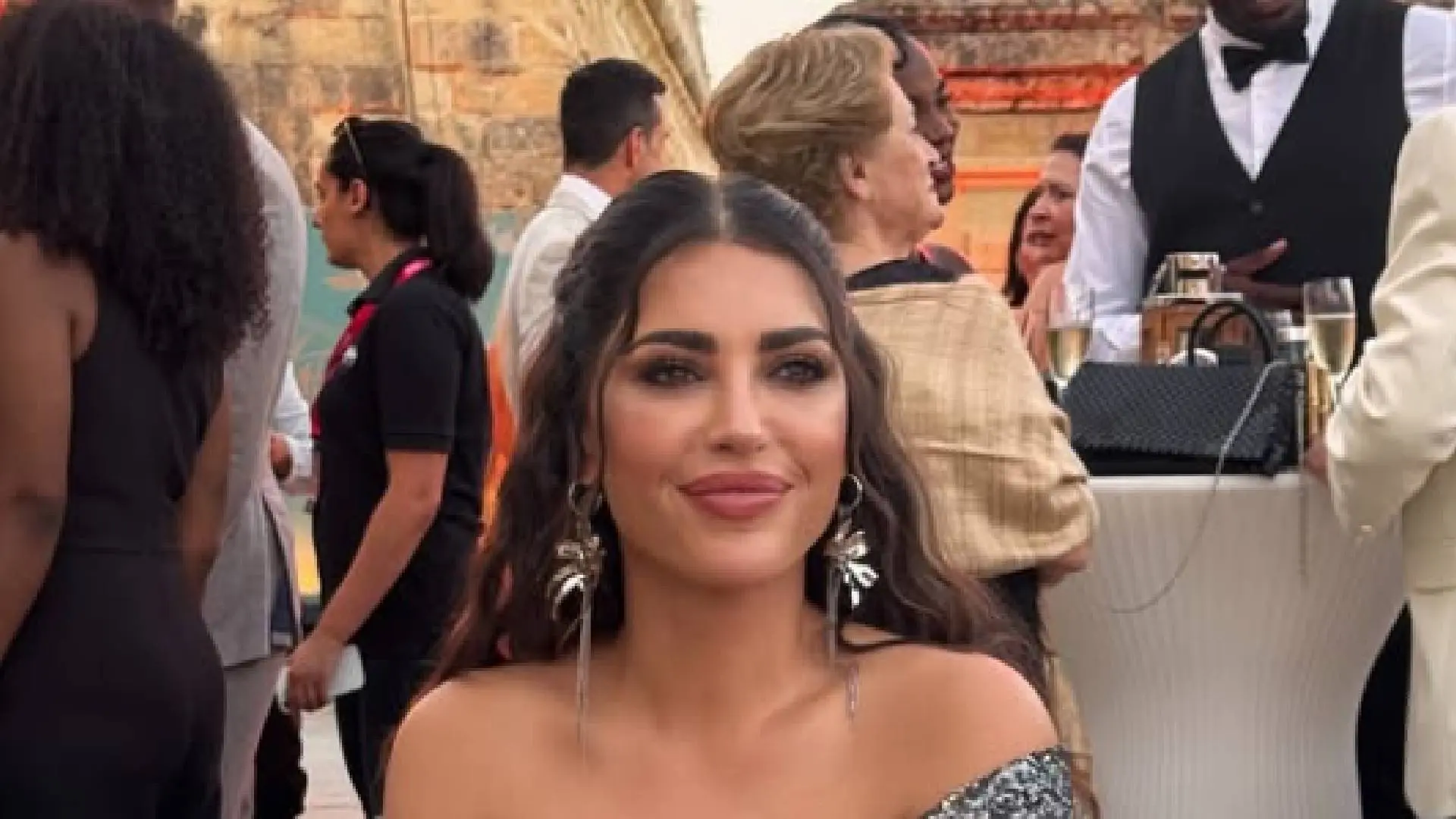 Yolanthe Cabau moet eigen voorgevel in bedwang houden tijdens strandwandeling