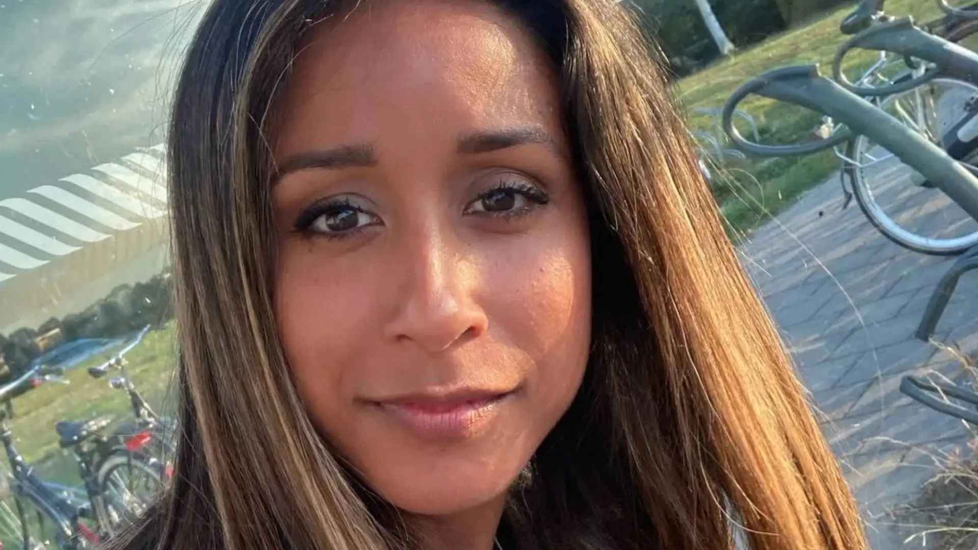 Presentatrice Airen Mylene doet boekje open over implantaten: "Ik was continu met mijn borsten bezig"