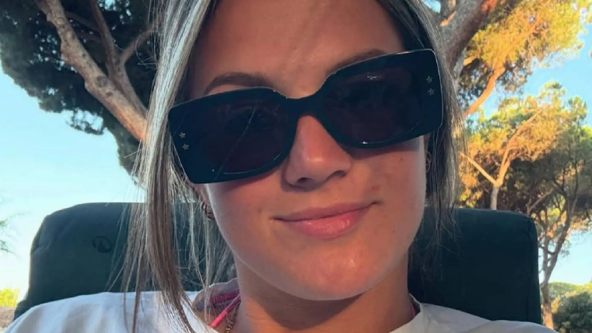 Schaatsster Angel Daleman (18) gaat zéér diep in krap broekje