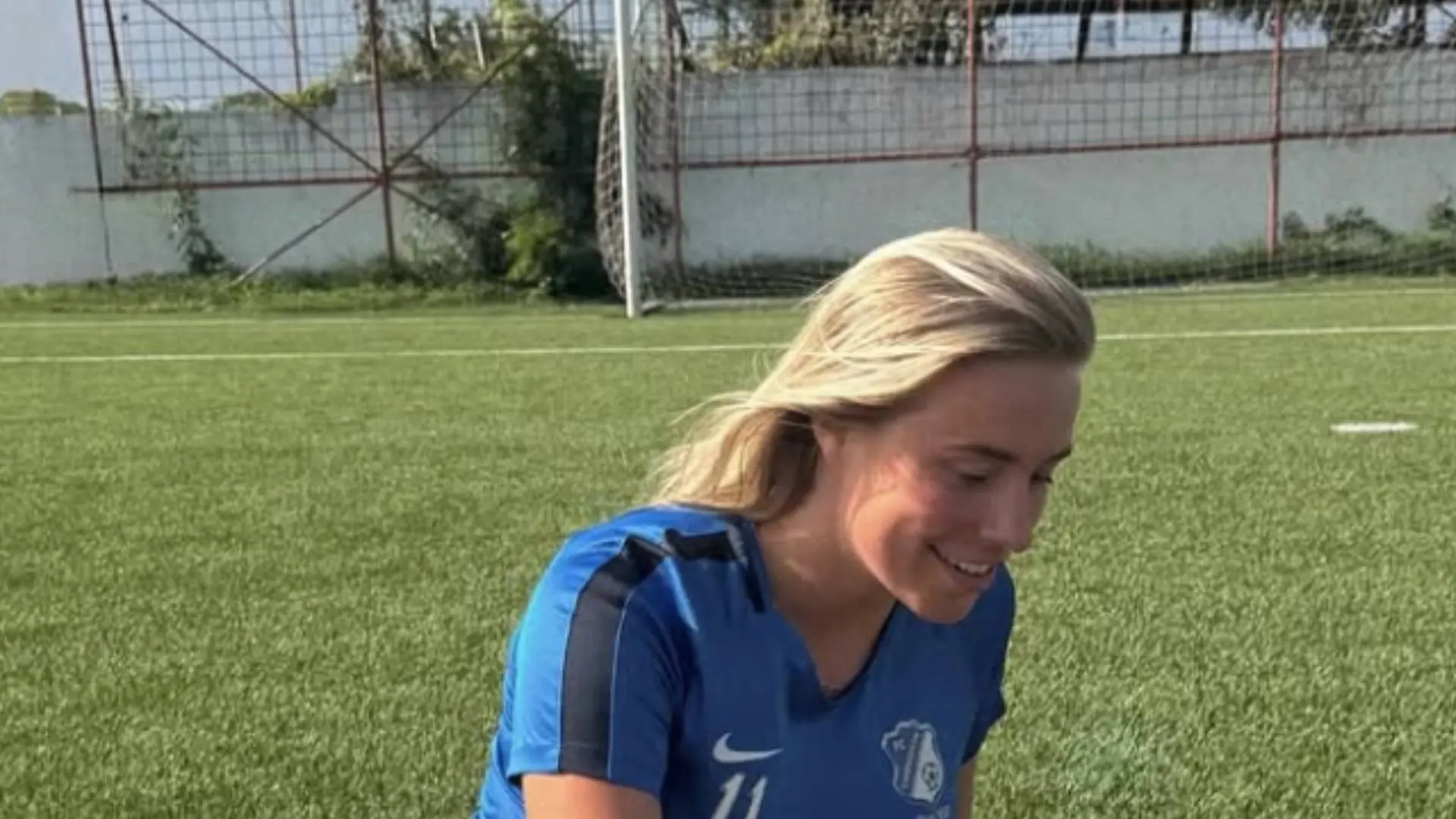 Voetbalster Ilse van Esch knalt aan voor- én achterkant uit haar knellende surfpakje