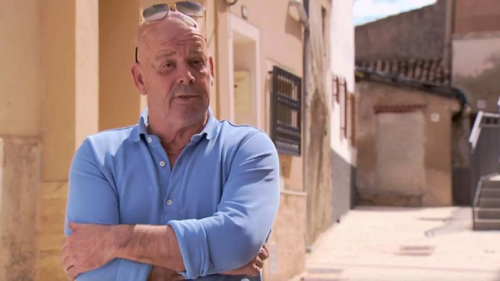 Jean Paul van B&B Vol Liefde wordt op live tv betrapt in Amsterdam en verklapt relatiestatus