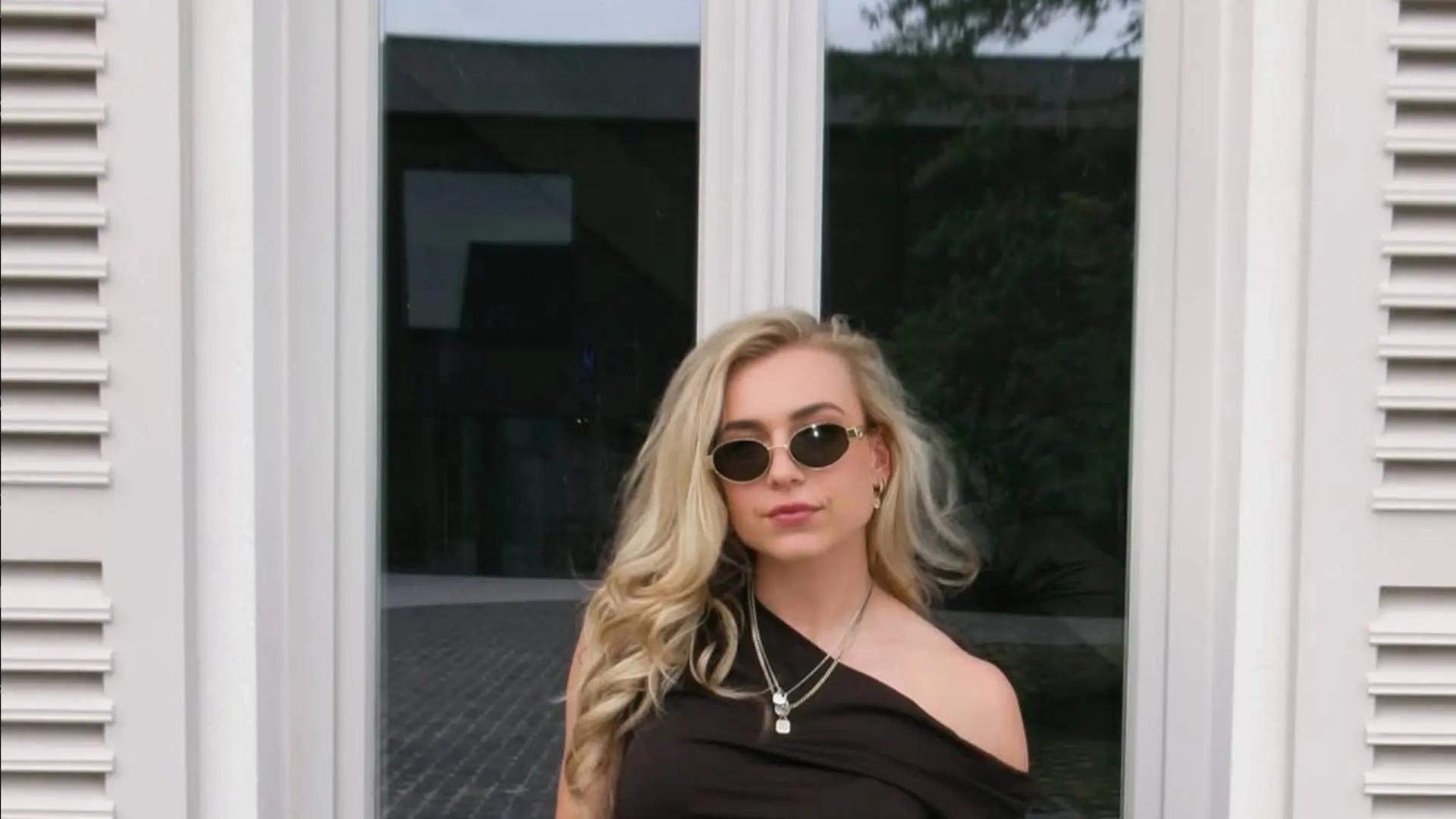 Joy Beune richt camera naar beneden en laat zien wat ze tussen haar benen heeft