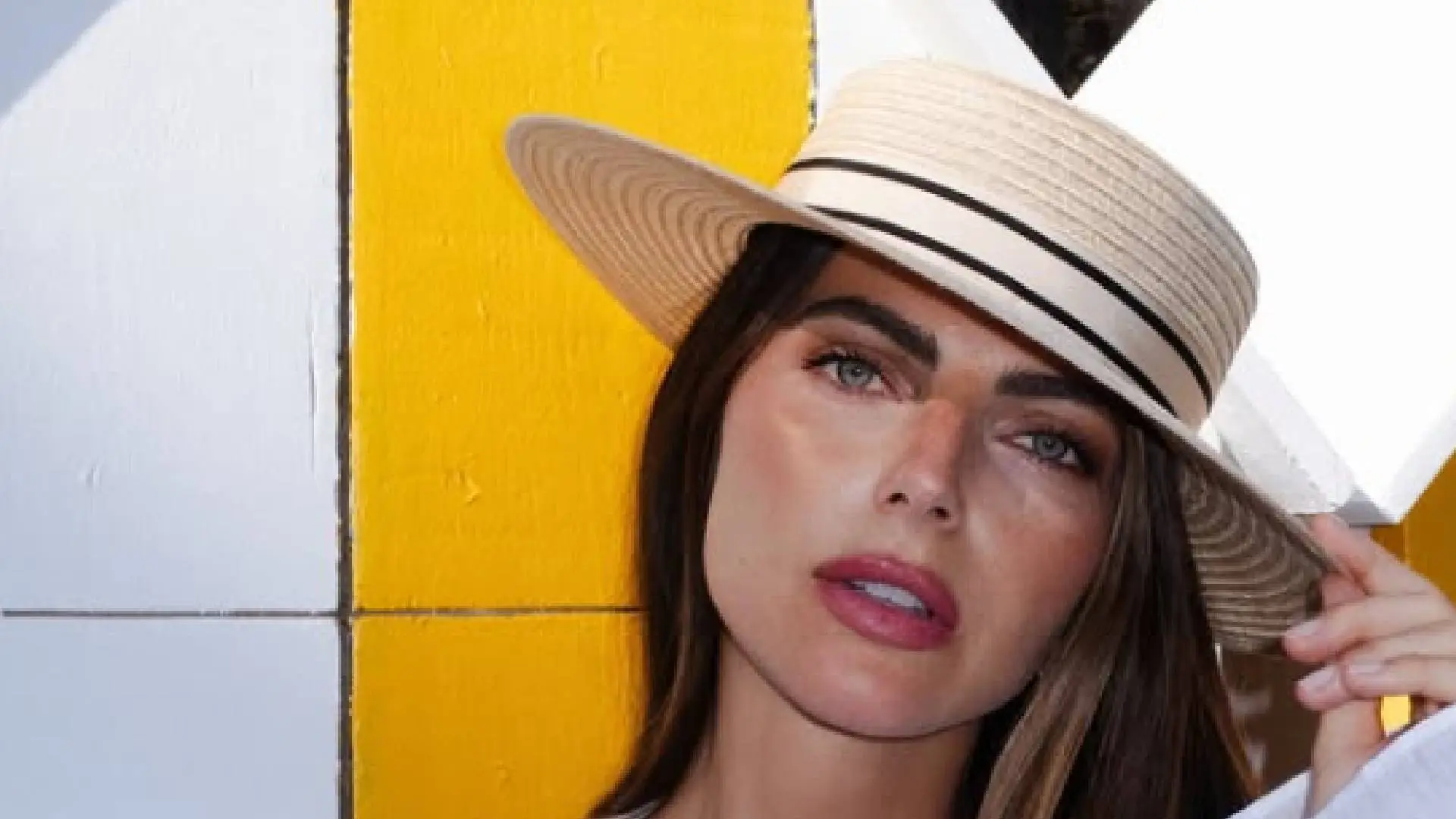 Kelly Piquet heeft overduidelijk géén zin in GP van Zandvoort en deelt foto in doorschijnend jurkje