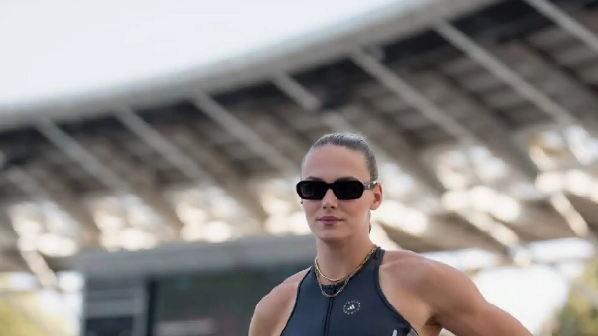 Atlete Lieke Klaver laat zich in slow-motion filmen terwijl alles heen en weer schudt