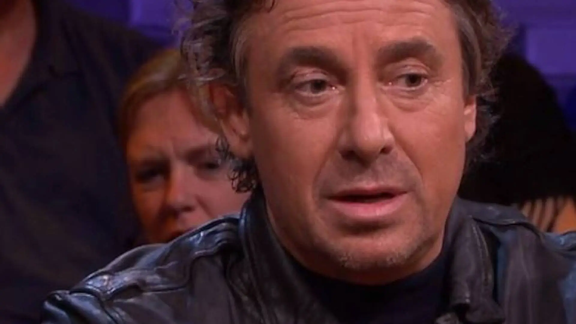 Marco Borsato probeert via achteringang weg te sneaken; krijgt zelfde behandeling als Ali B