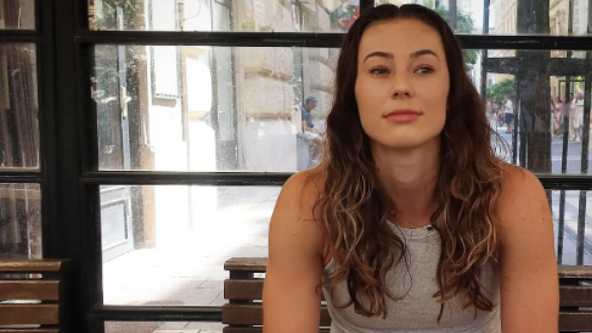 Beeldschone atletes Nadine Visser en Lieke Klaver genieten samen op zonnig terrasje