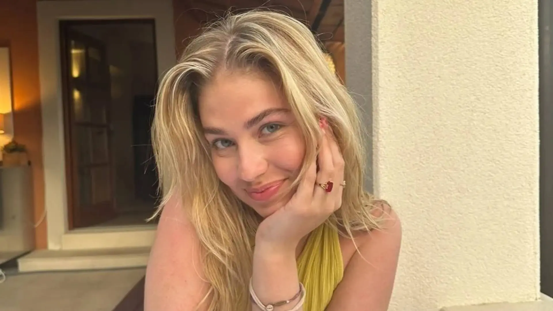 Vakantievierende Roxy Dekker laat zich van álle kanten in haar topje kijken