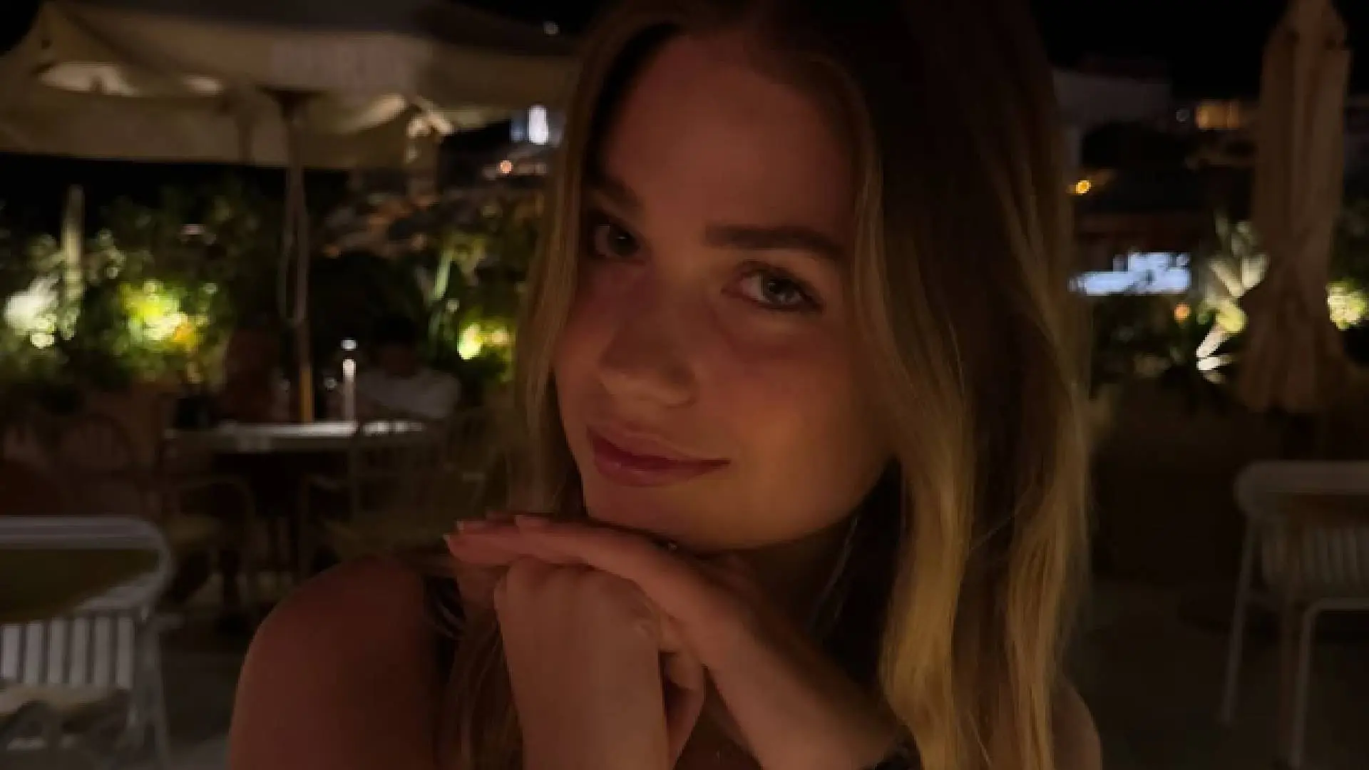 Roxy Dekker wordt van achteren beetgepakt door Rhodé Kok op druk terras