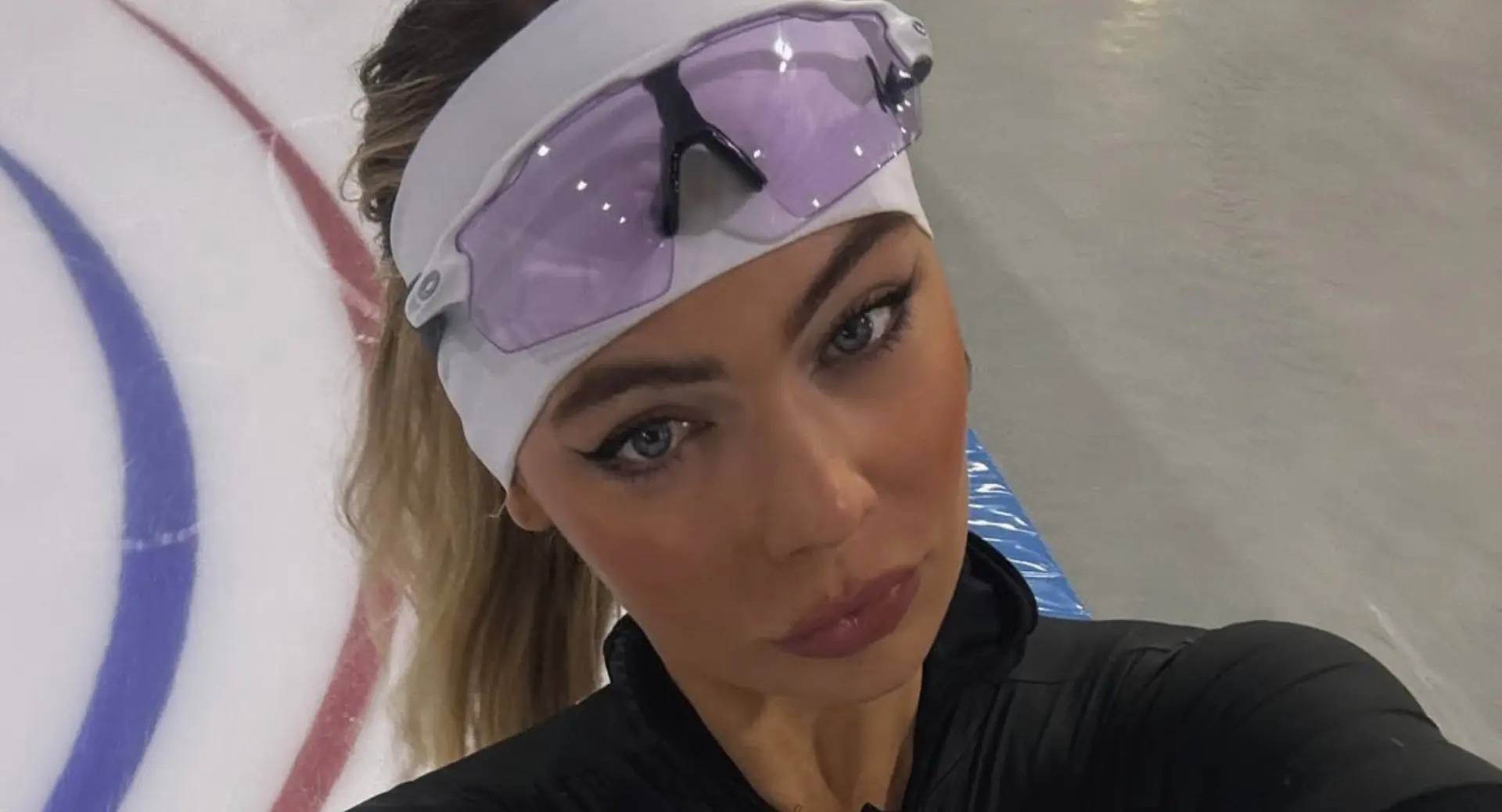 Jutta Leerdam kan haar lijf onmogelijk bedekken met minuscule bikini; Jake Paul geniet van uitzicht