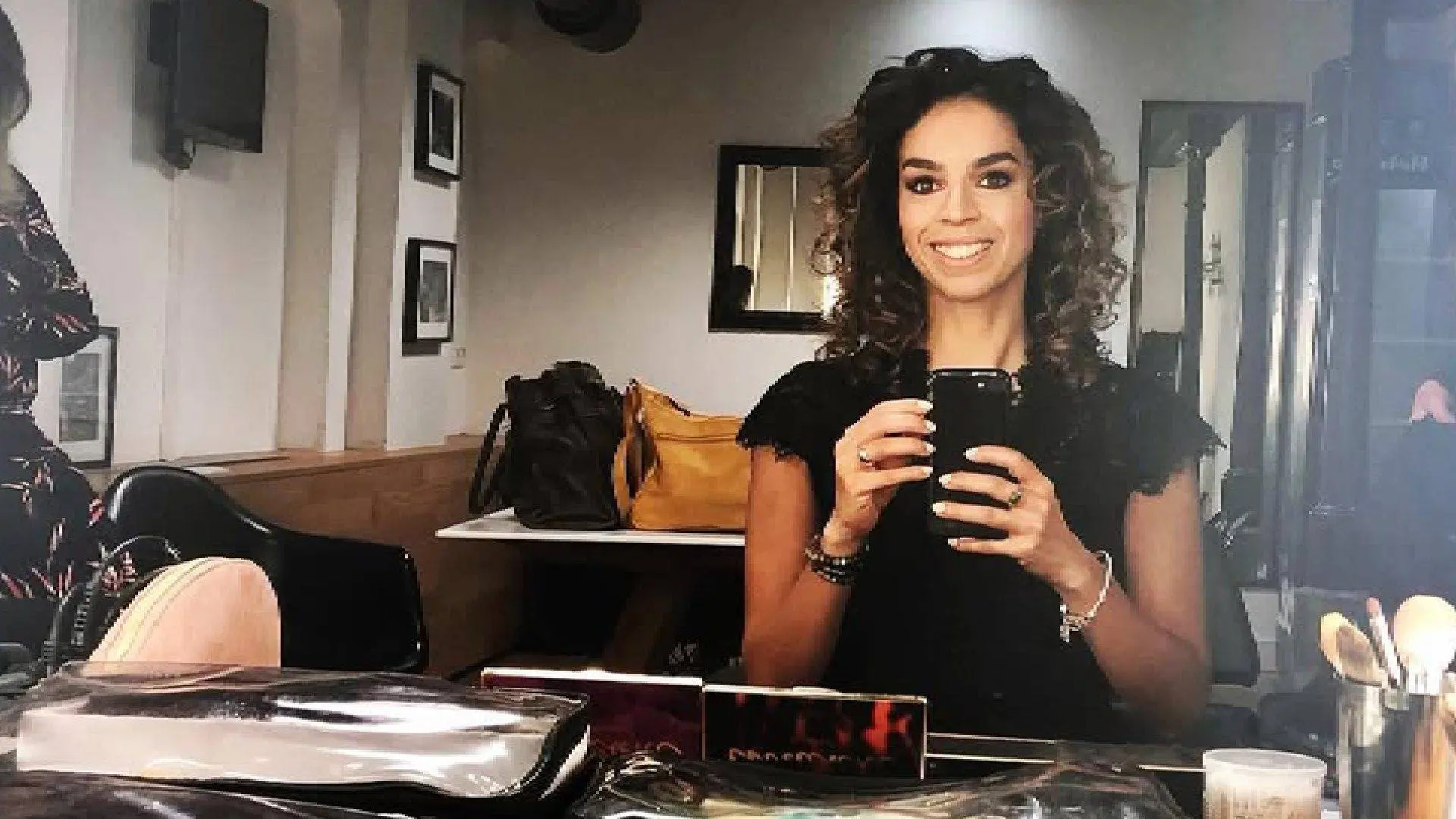 Nieuwslezeres Ann-Lynn Hamelink worstelt met stem tijdens De Slimste Mens