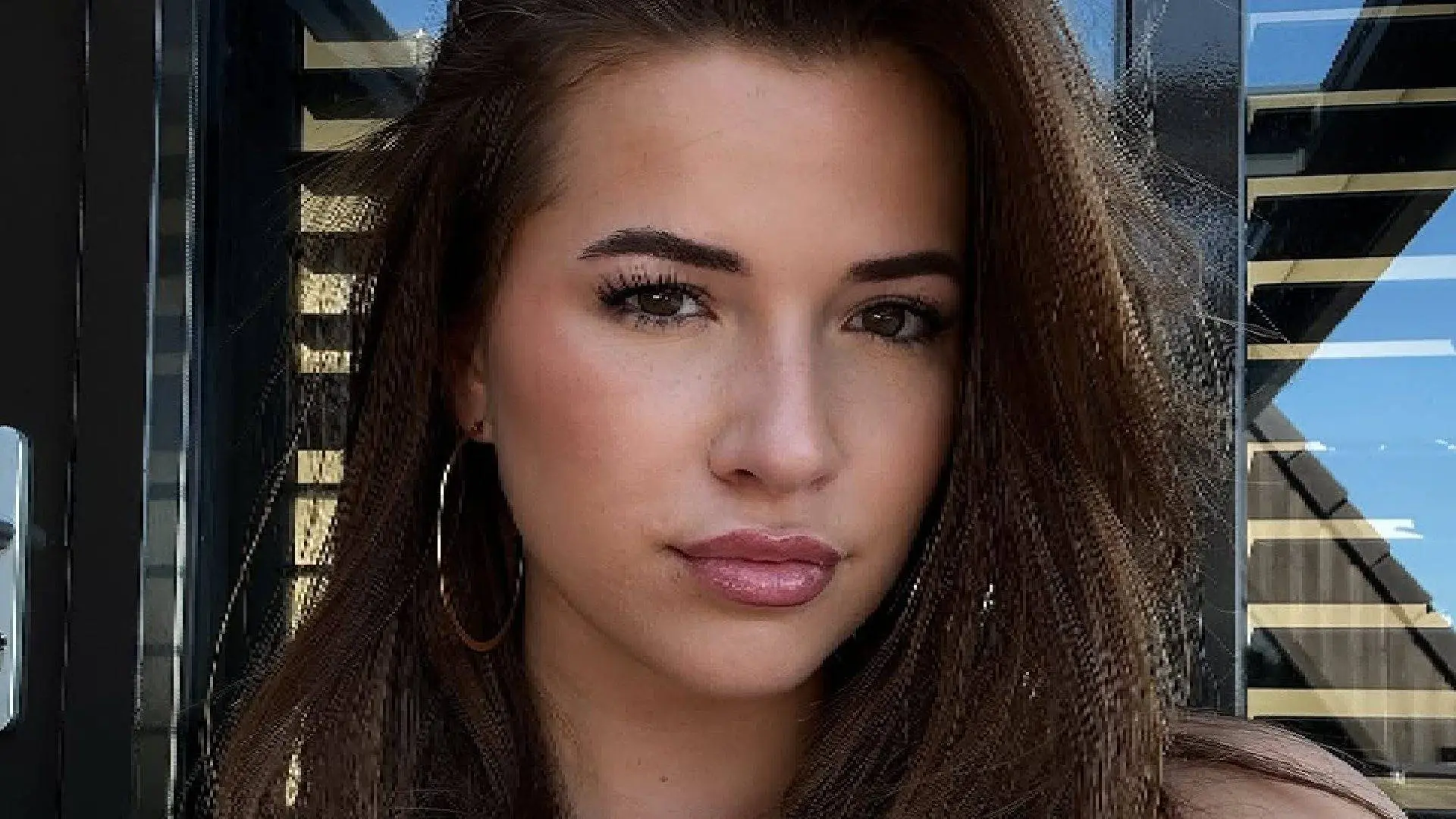 Jade Anna plaatst foto van strakke, witte jurk en Instagram ontploft