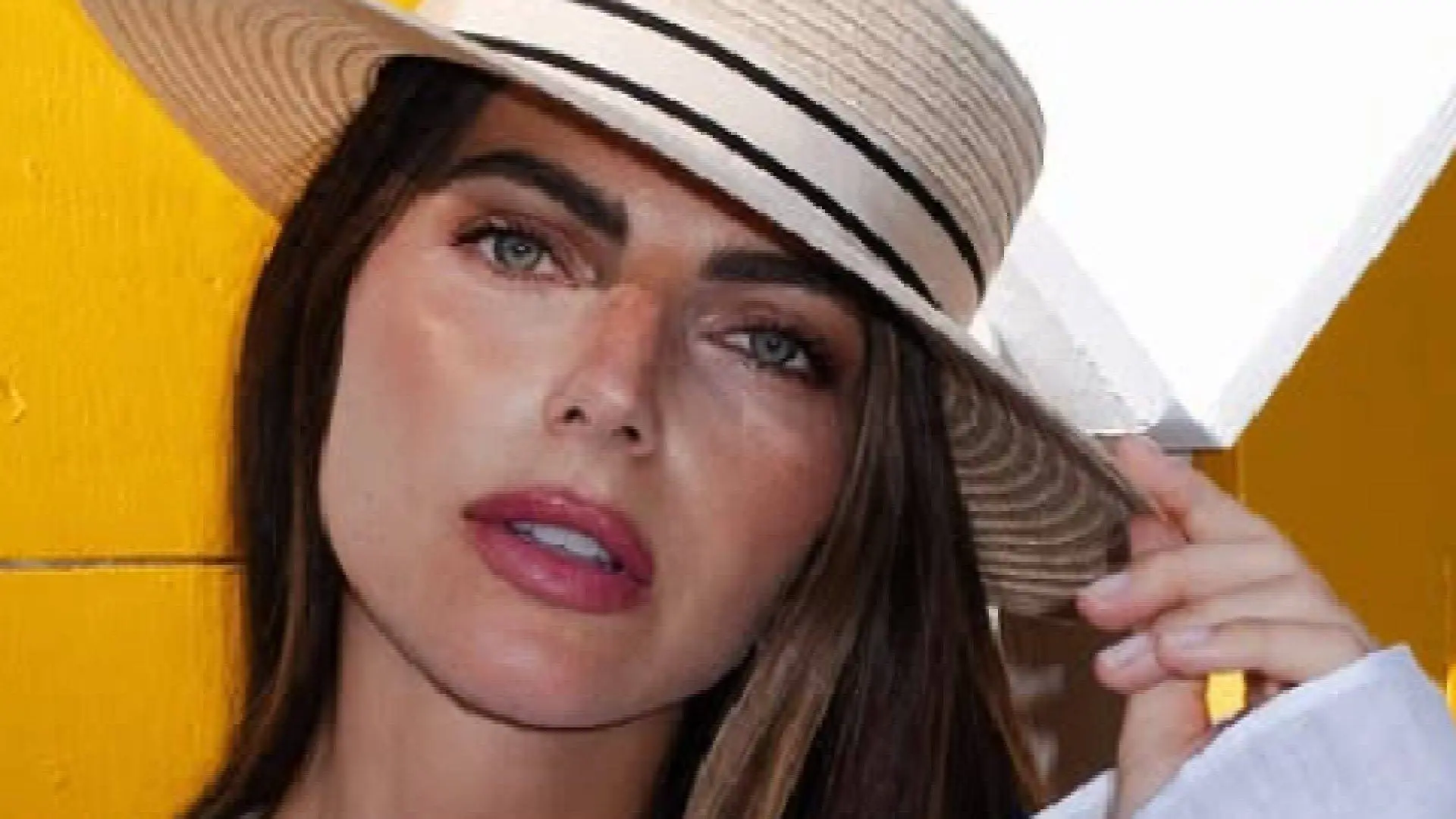 Kelly Piquet negeert iedereen en draagt lekker wat ze zelf wil